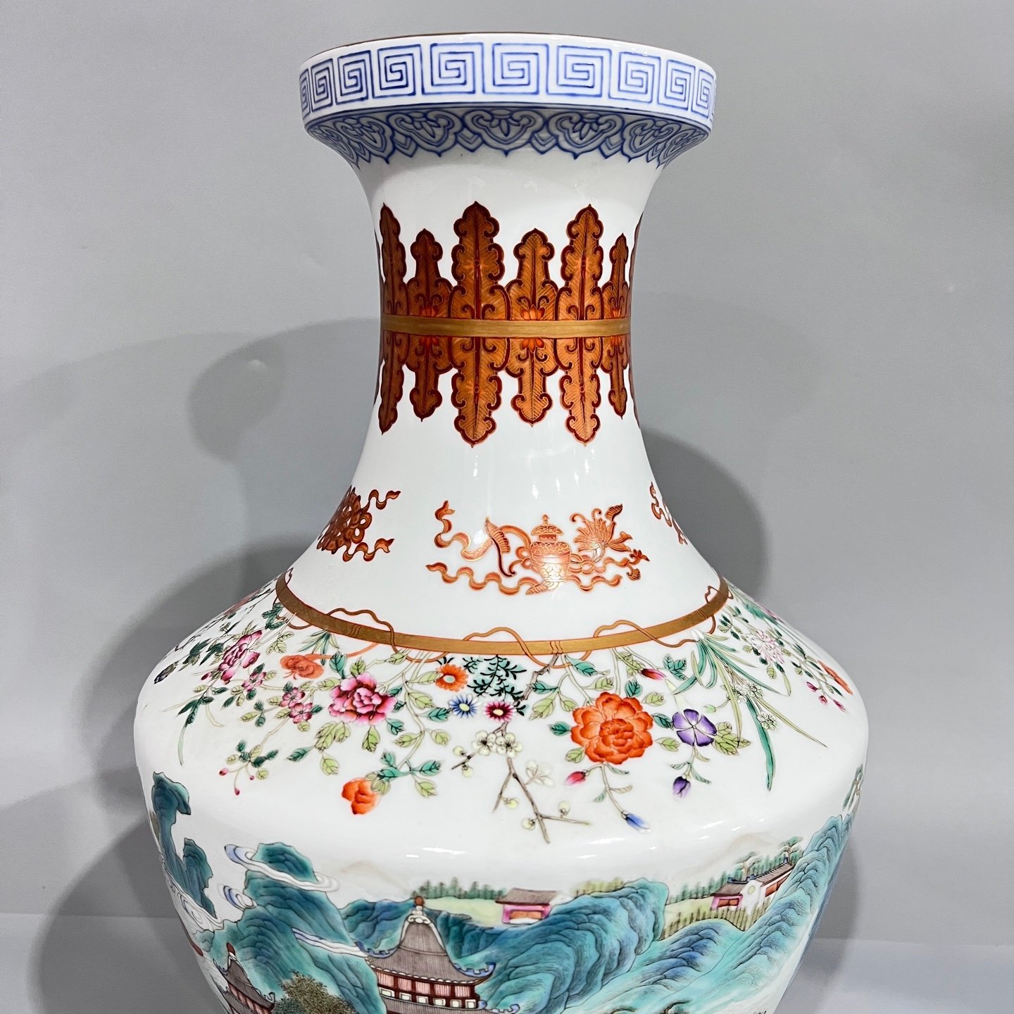 Qing Dynasty Qianlong Pastel landscape figure vase with a plate mouth