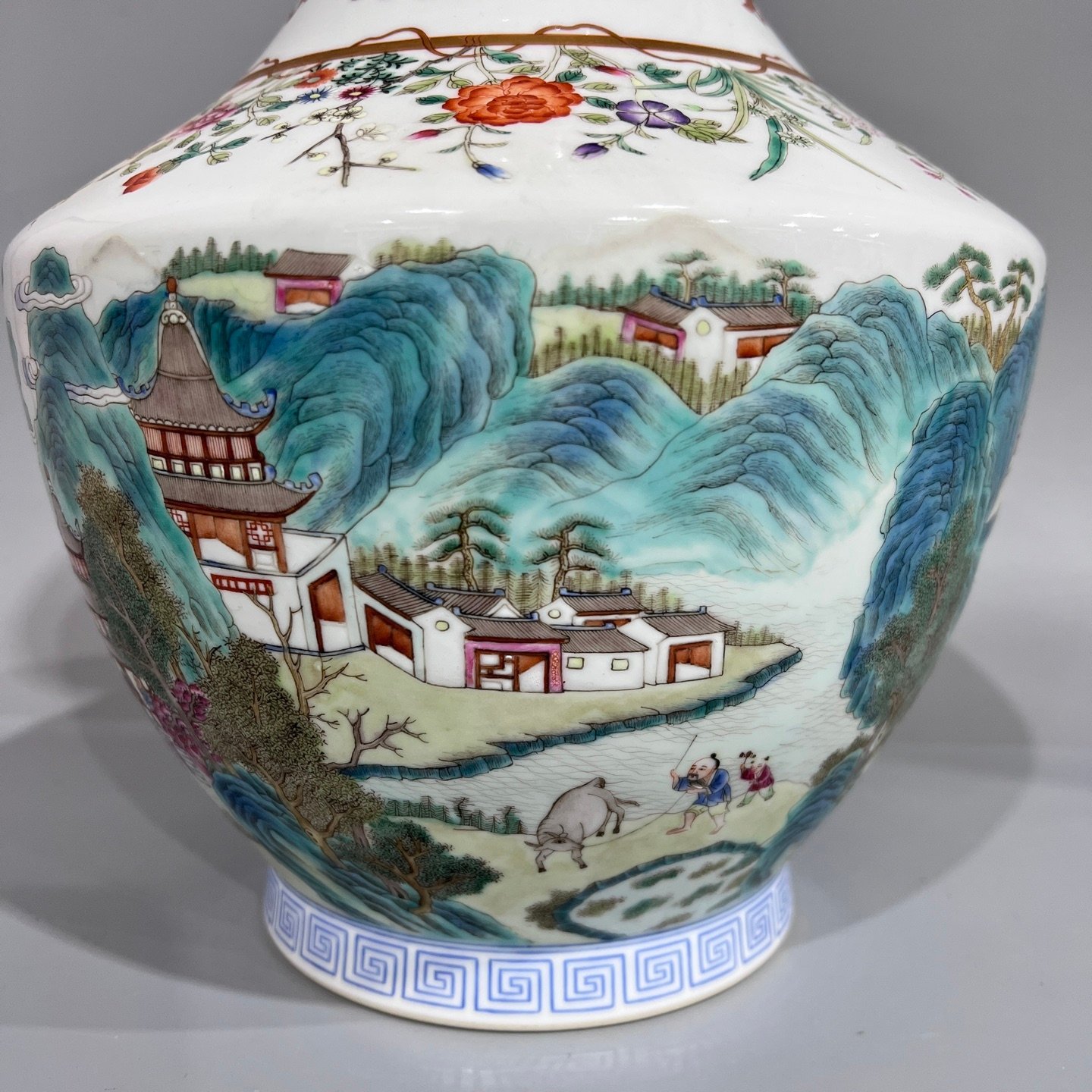 Qing Dynasty Qianlong Pastel landscape figure vase with a plate mouth