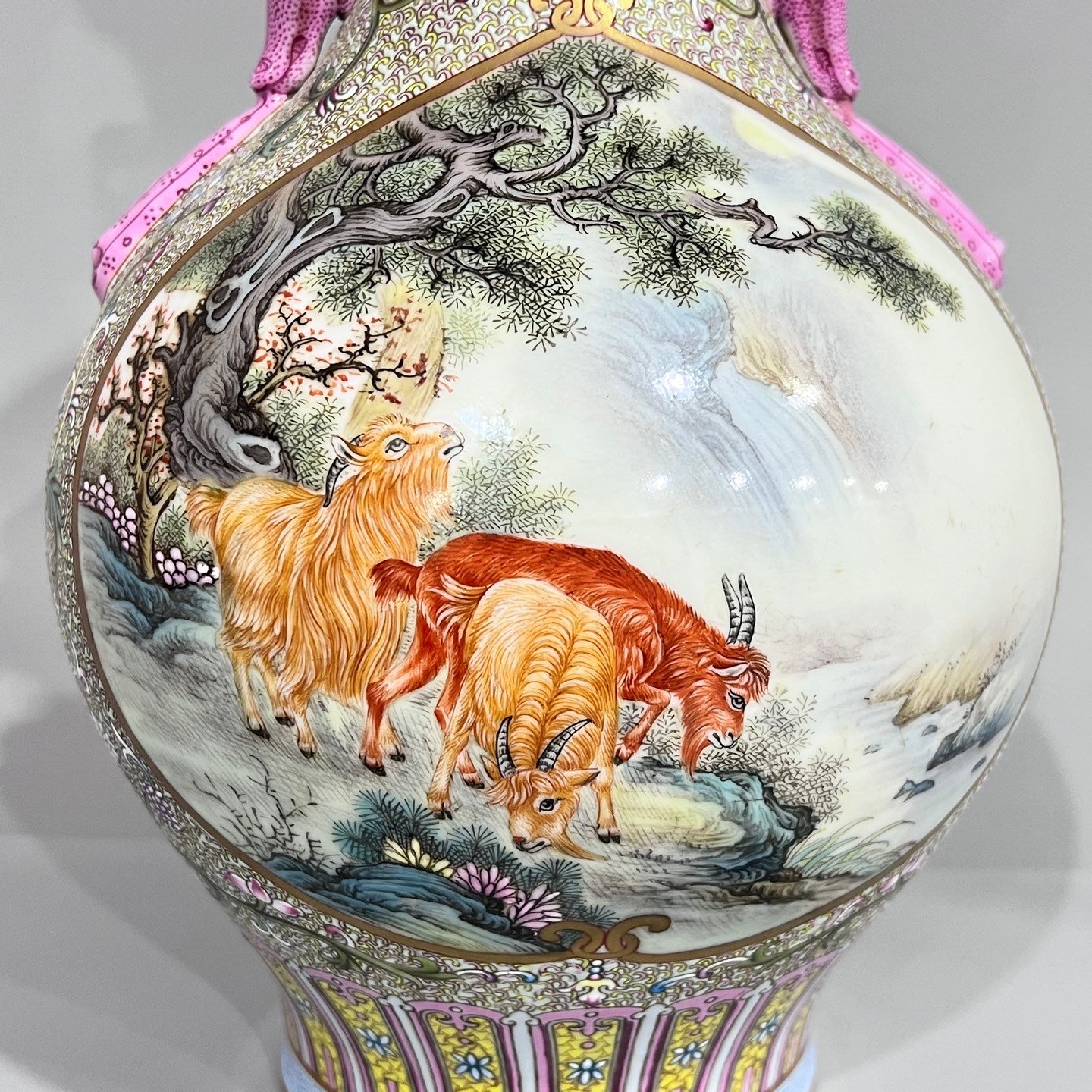 Qing Dynasty Qianlong Landscape pattern was consecrated and a three-goat amphora