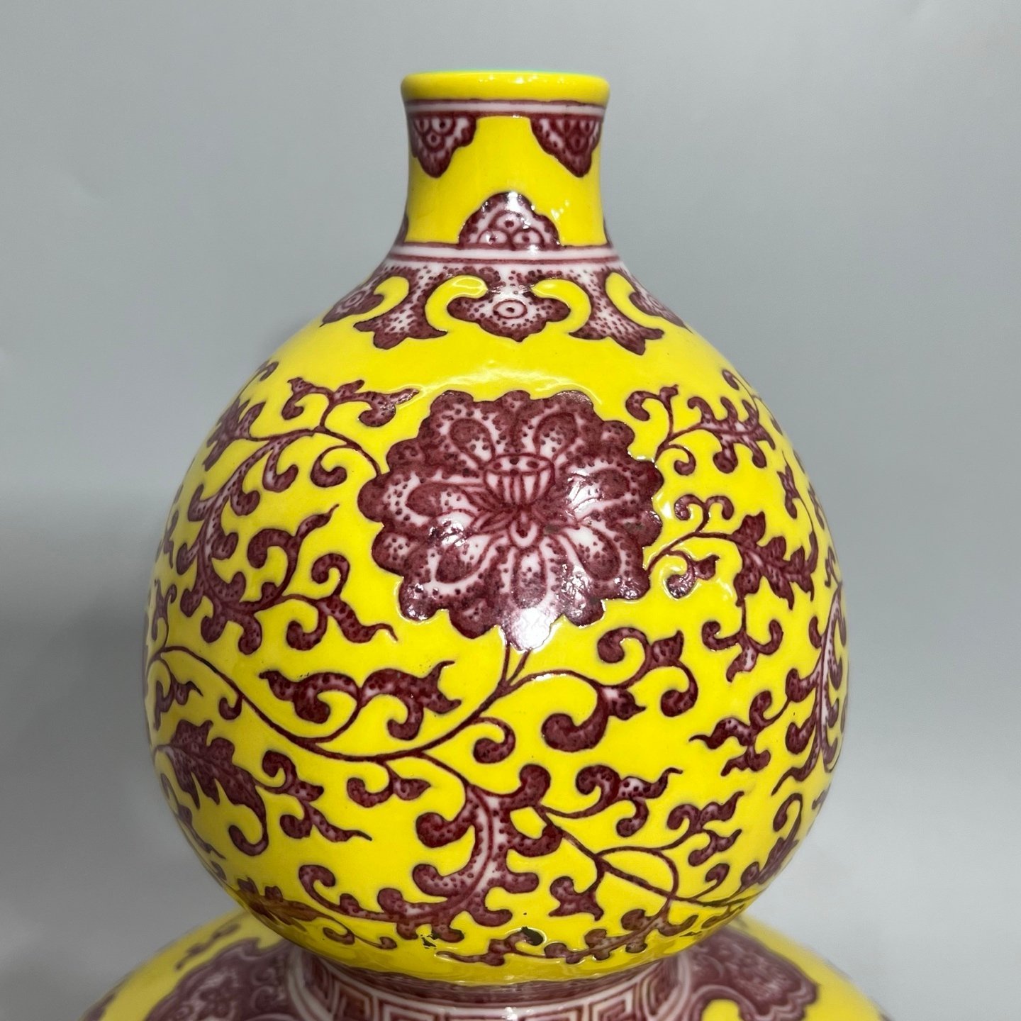 Qing Dynasty Qianlong A gourd vase with yellow ground and red underglaze with lotus pattern