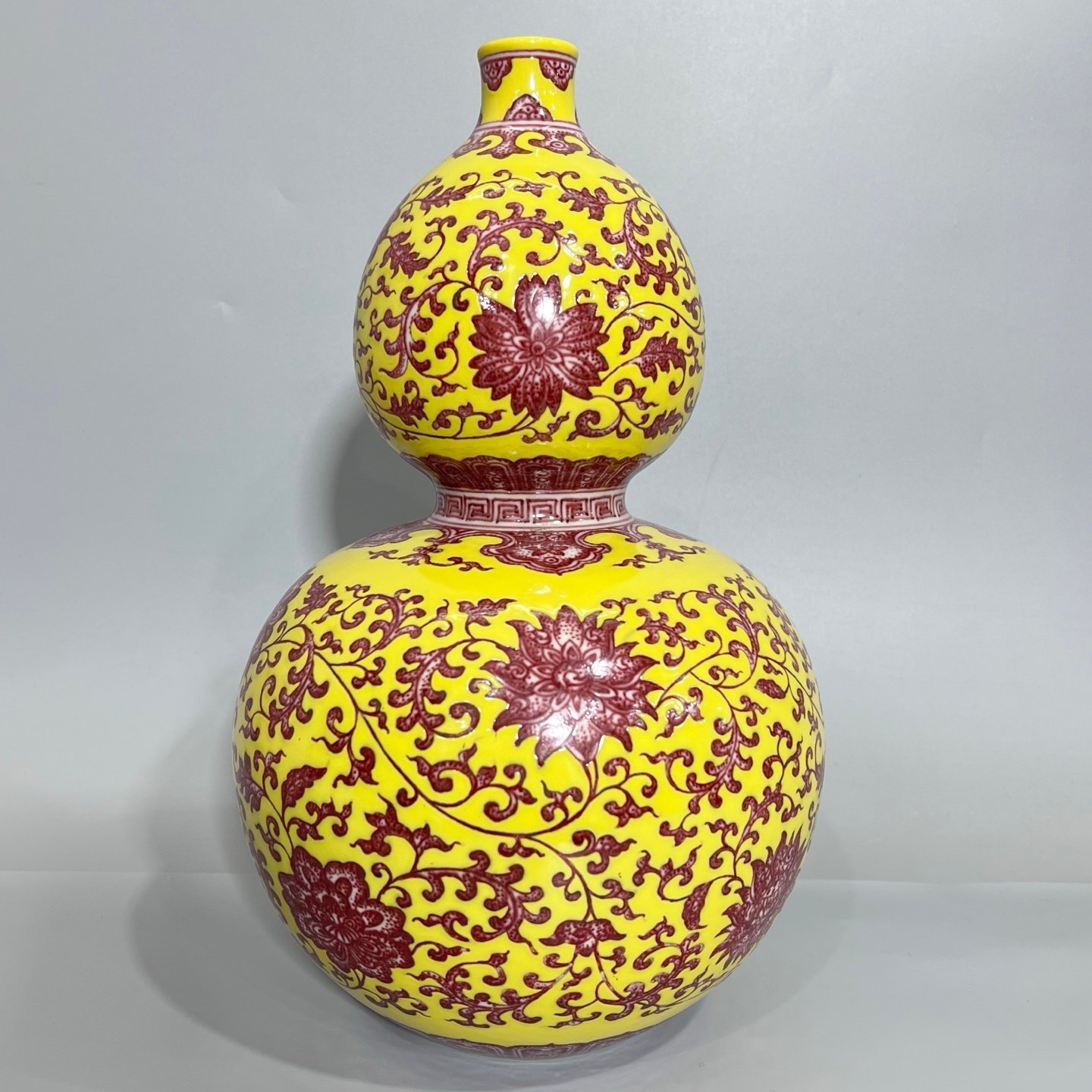 Qing Dynasty Qianlong A gourd vase with yellow ground and red underglaze with lotus pattern