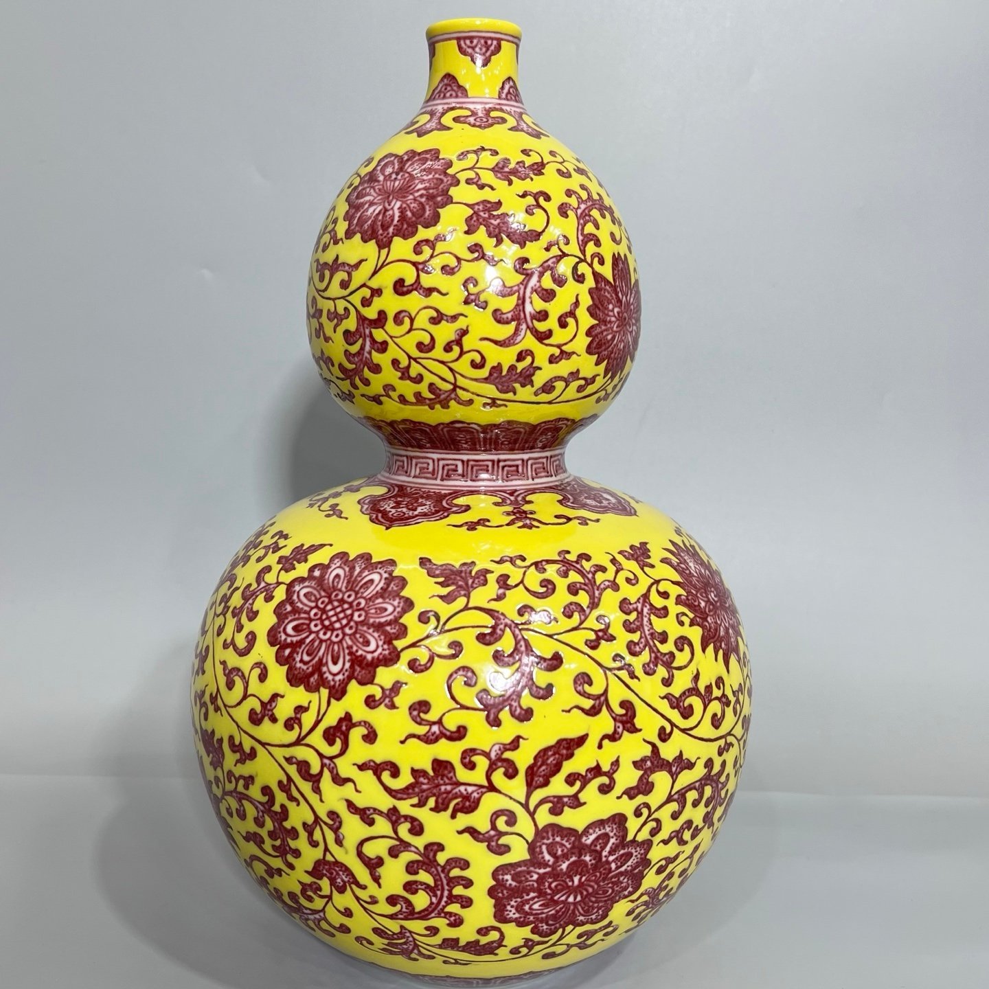 Qing Dynasty Qianlong A gourd vase with yellow ground and red underglaze with lotus pattern