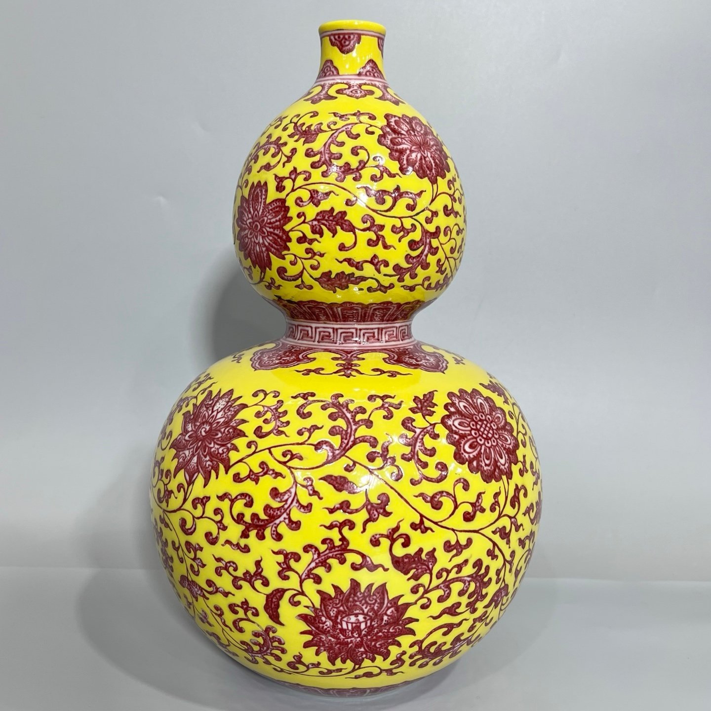Qing Dynasty Qianlong A gourd vase with yellow ground and red underglaze with lotus pattern