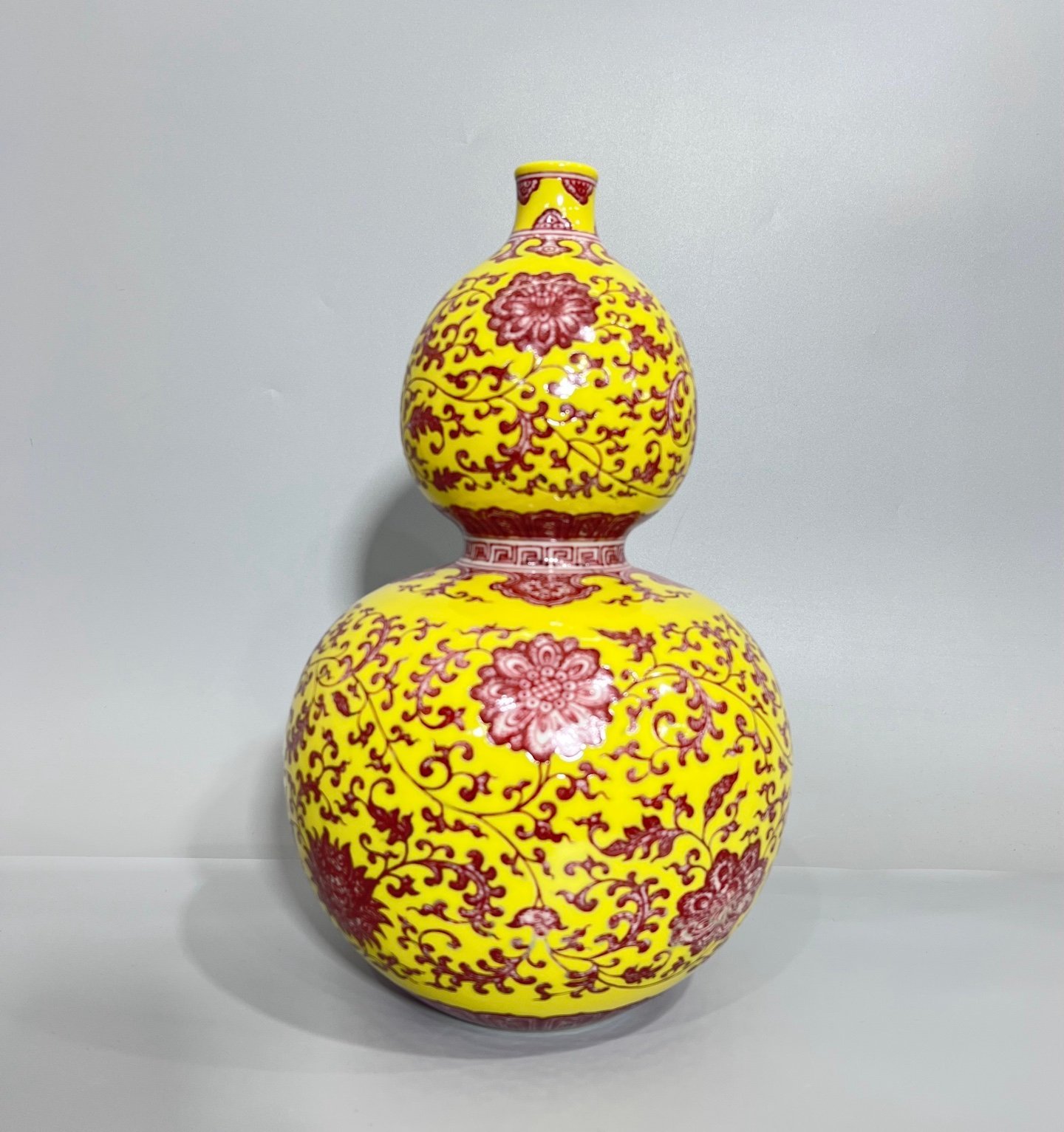 Qing Dynasty Qianlong A gourd vase with yellow ground and red underglaze with lotus pattern