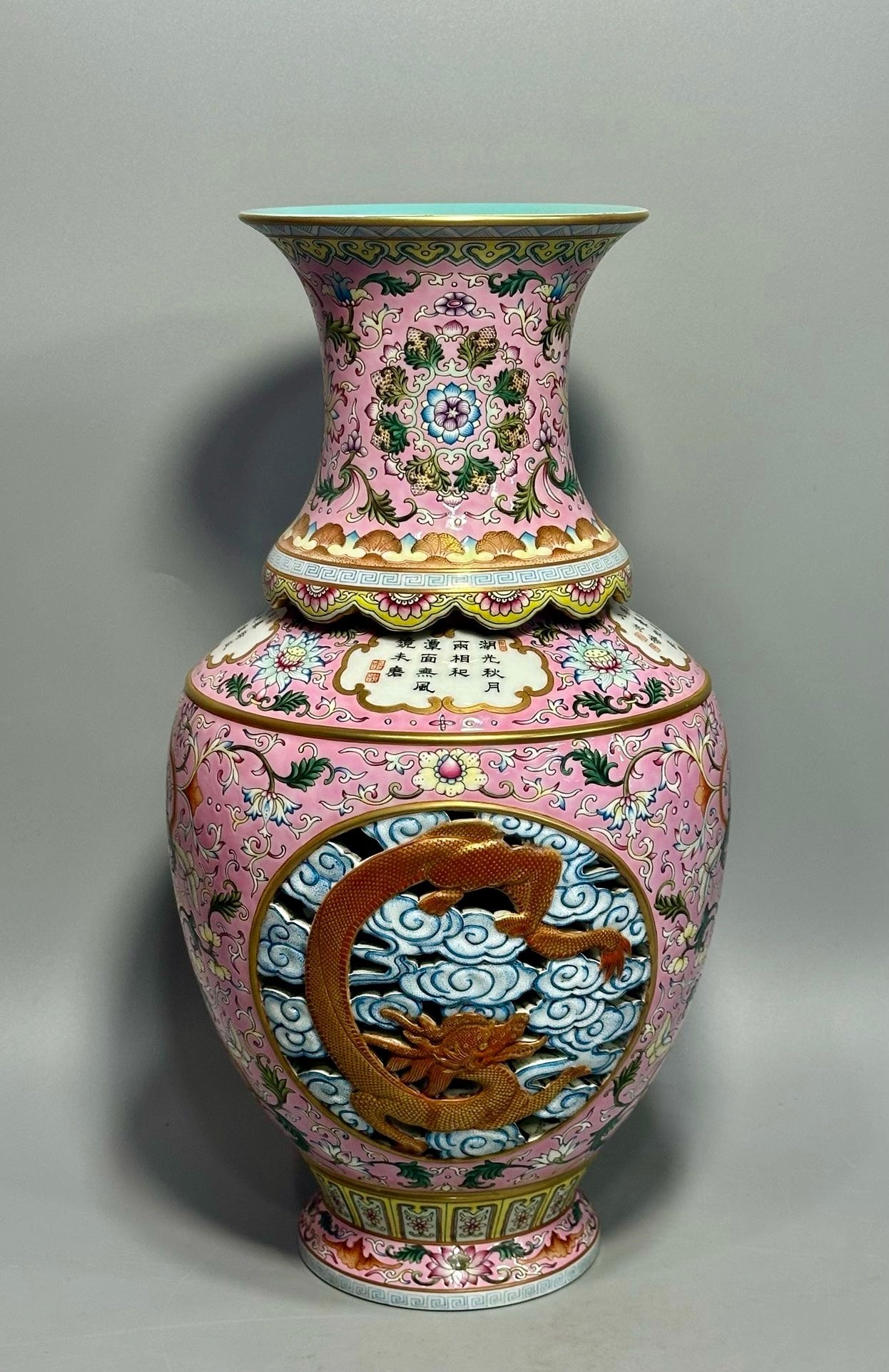 Qing Dynasty Qianlong a large bowl with a pink color landscape pattern and a rotating center