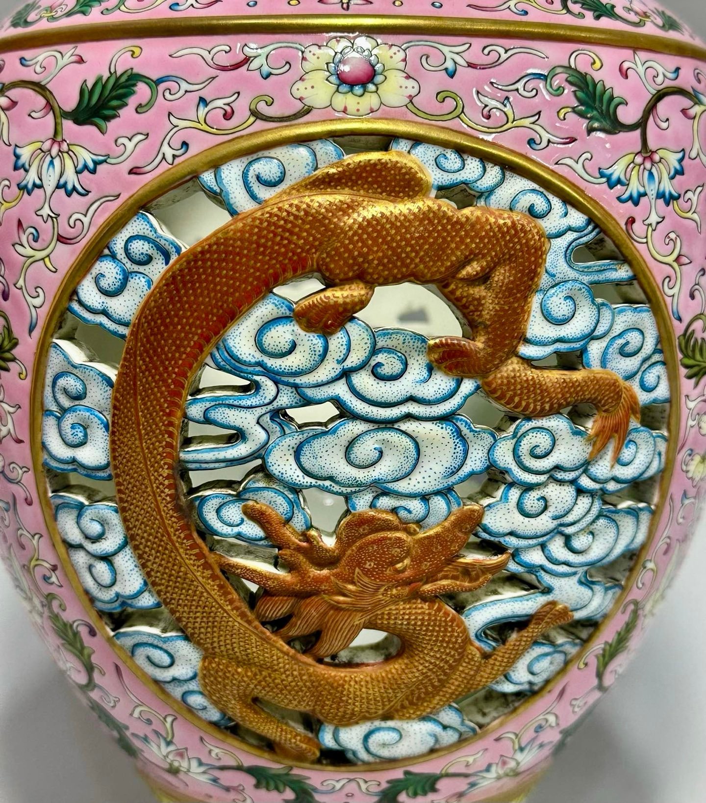 Qing Dynasty Qianlong a large bowl with a pink color landscape pattern and a rotating center