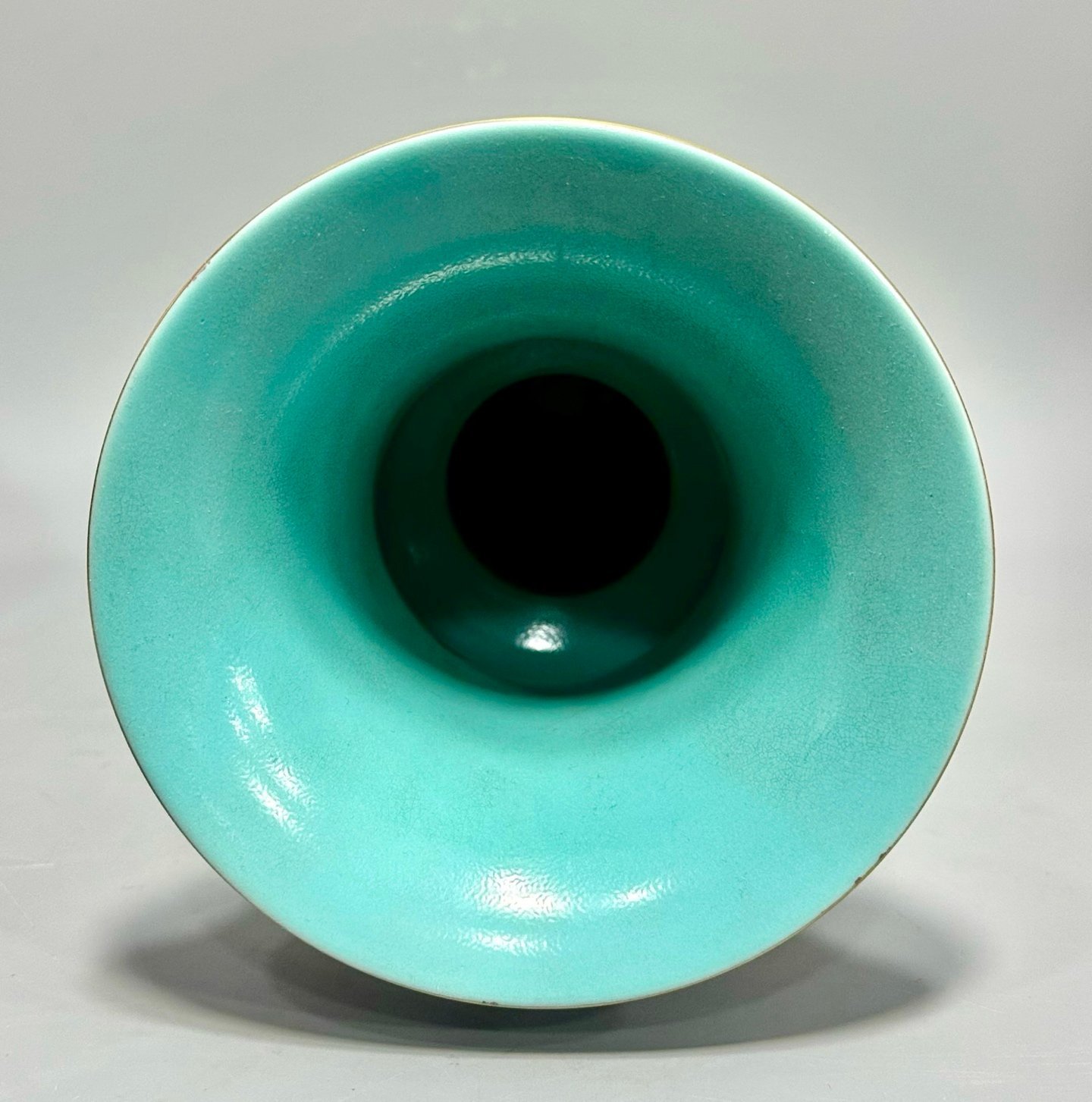 Qing Dynasty Qianlong a large bowl with a pink color landscape pattern and a rotating center