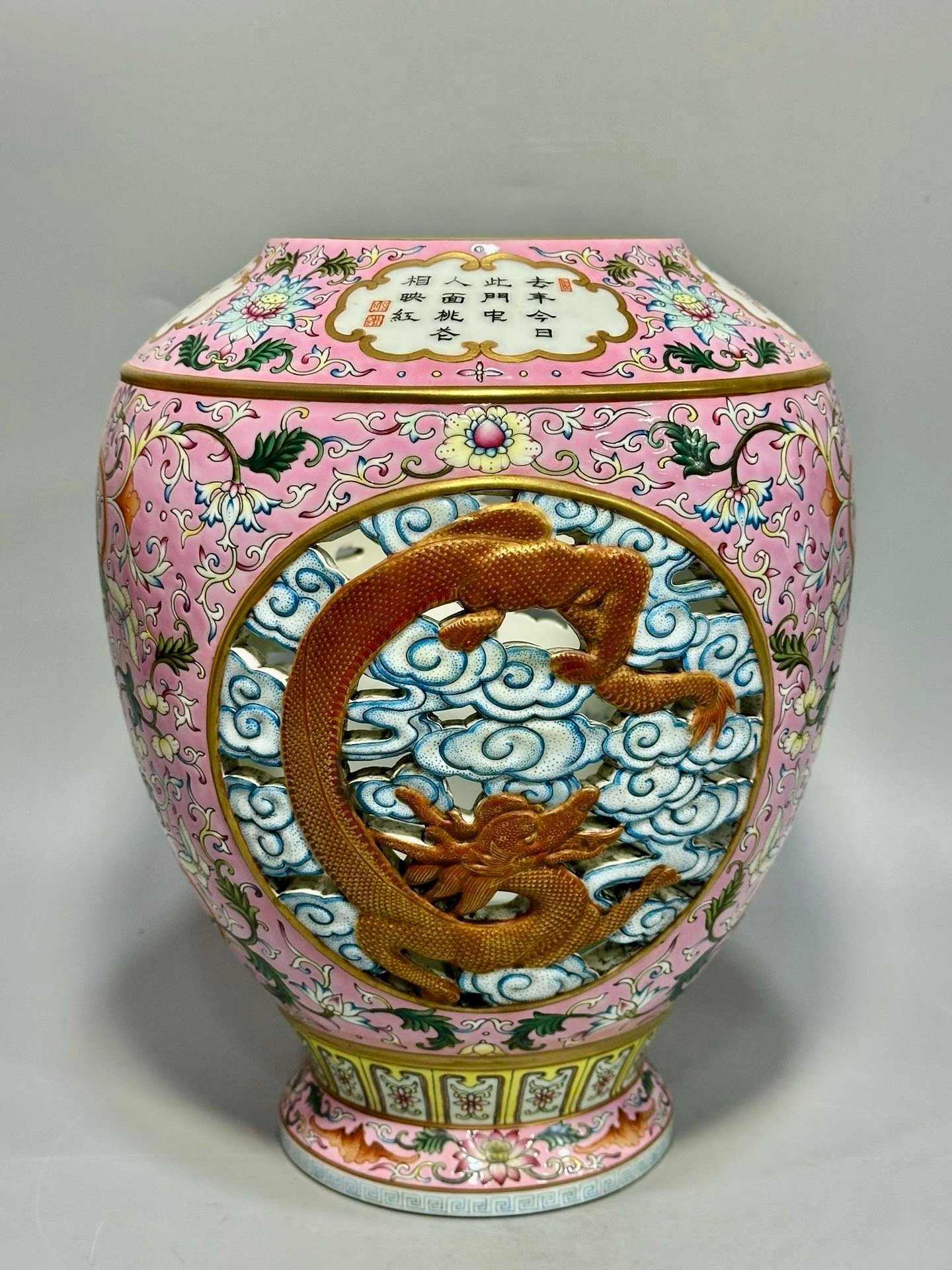 Qing Dynasty Qianlong a large bowl with a pink color landscape pattern and a rotating center