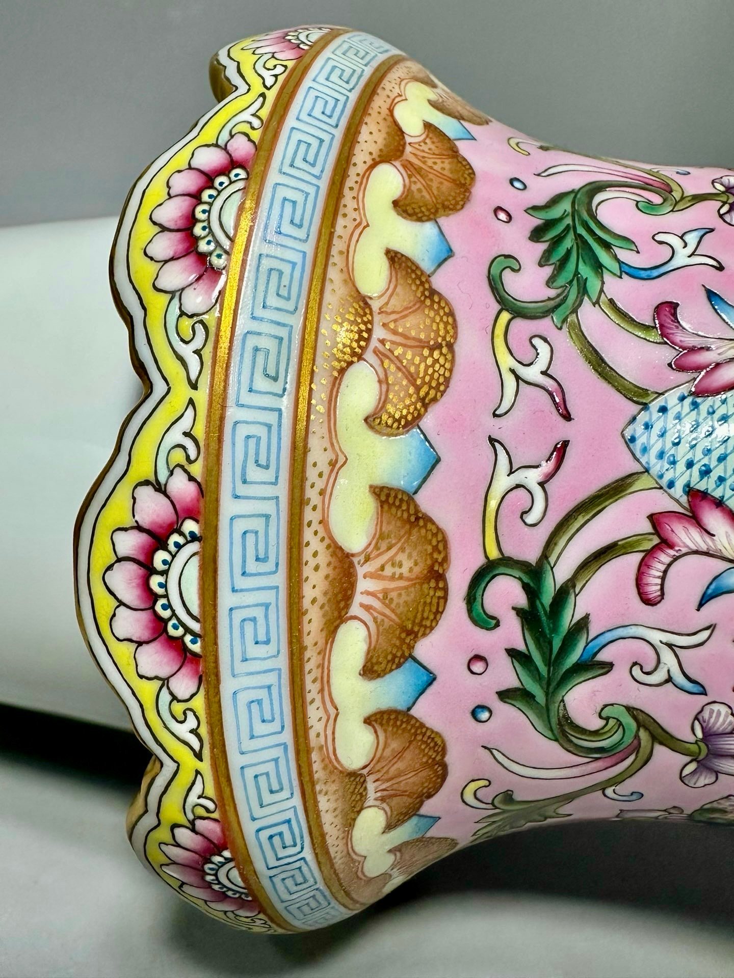 Qing Dynasty Qianlong a large bowl with a pink color landscape pattern and a rotating center