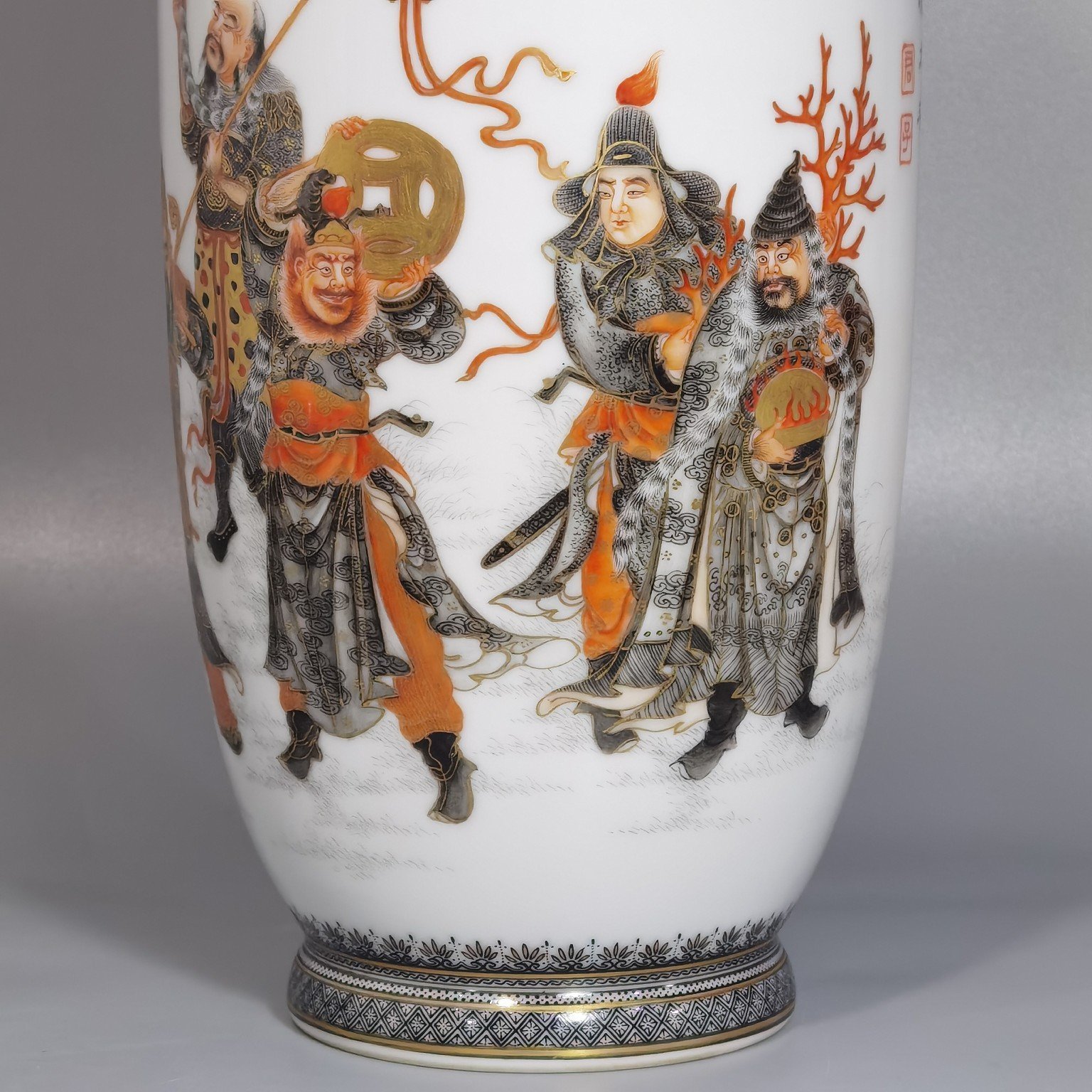 Qing Dynasty Qianlong decorated with ink and painted with gold eight barbarians vase
