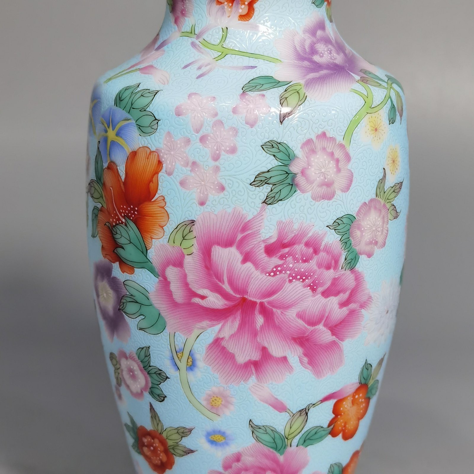 Qing Dynasty Qianlong Year Enamel Rolled Ten Thousand Flowers Vase