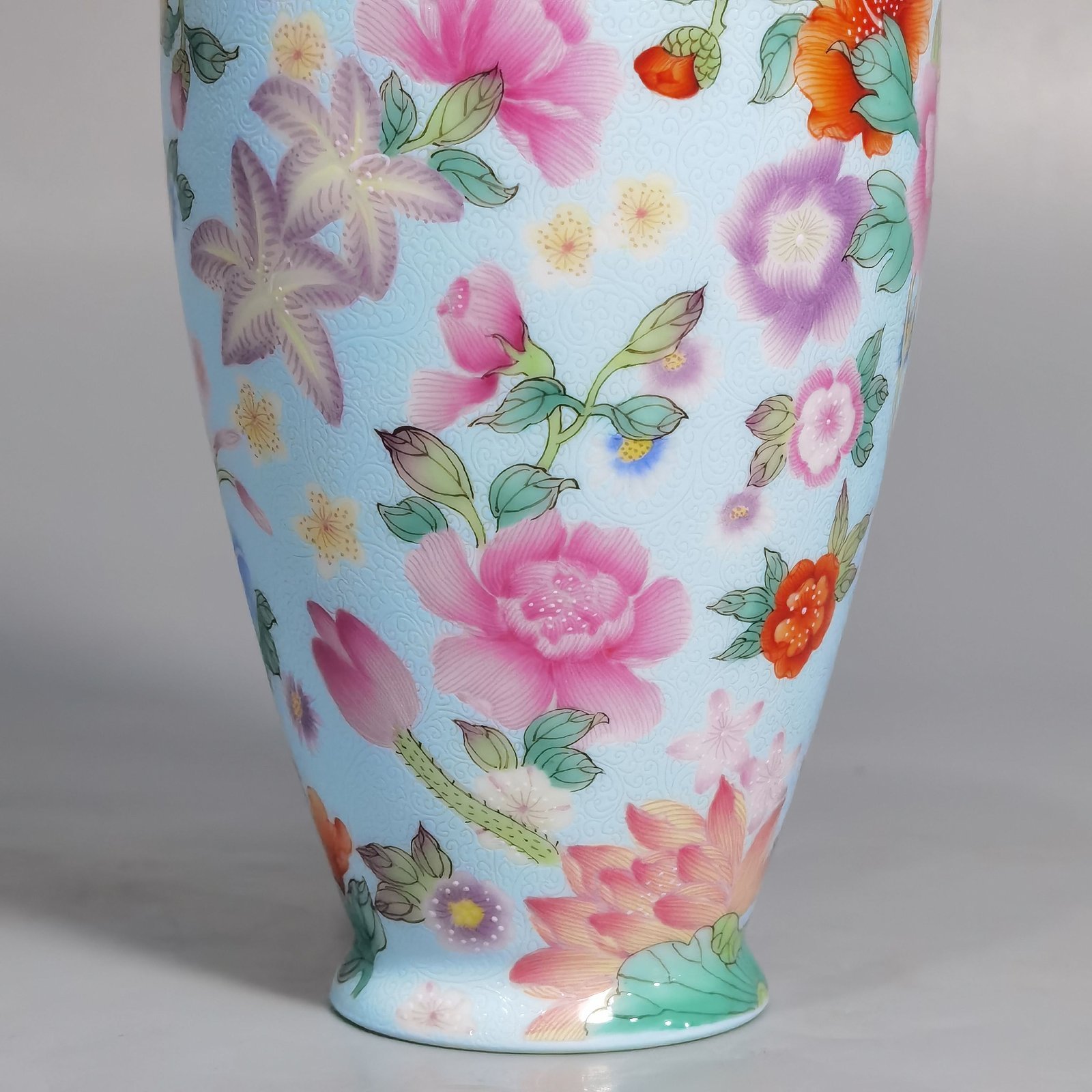 Qing Dynasty Qianlong Year Enamel Rolled Ten Thousand Flowers Vase