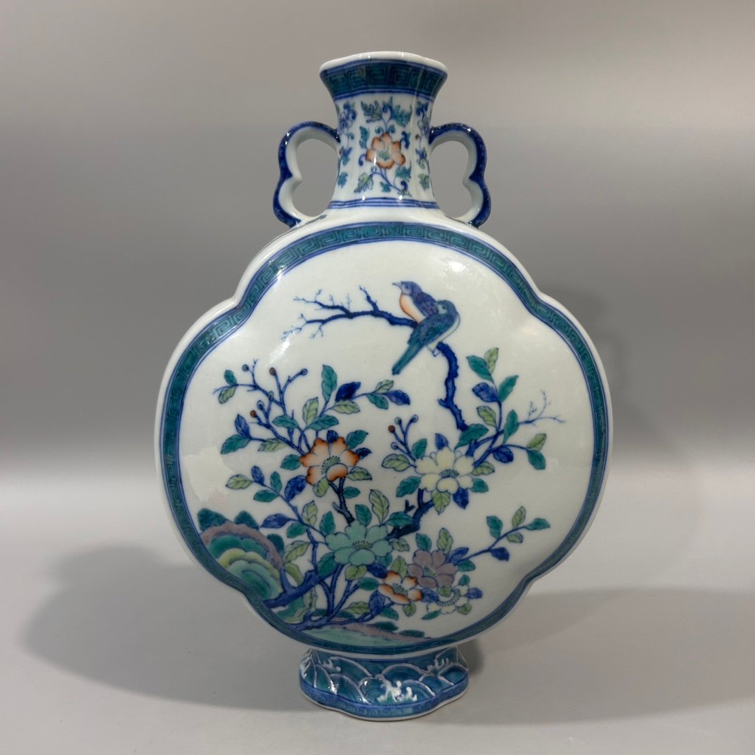 Qing Dynasty Qianlong colorful flowers and birds embracing the moon vase