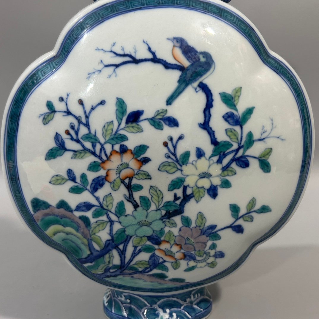 Qing Dynasty Qianlong colorful flowers and birds embracing the moon vase