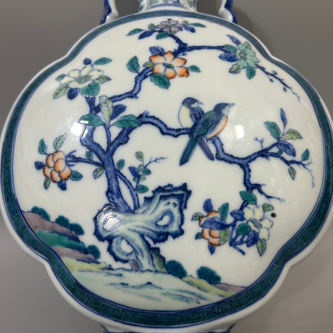 Qing Dynasty Qianlong colorful flowers and birds embracing the moon vase