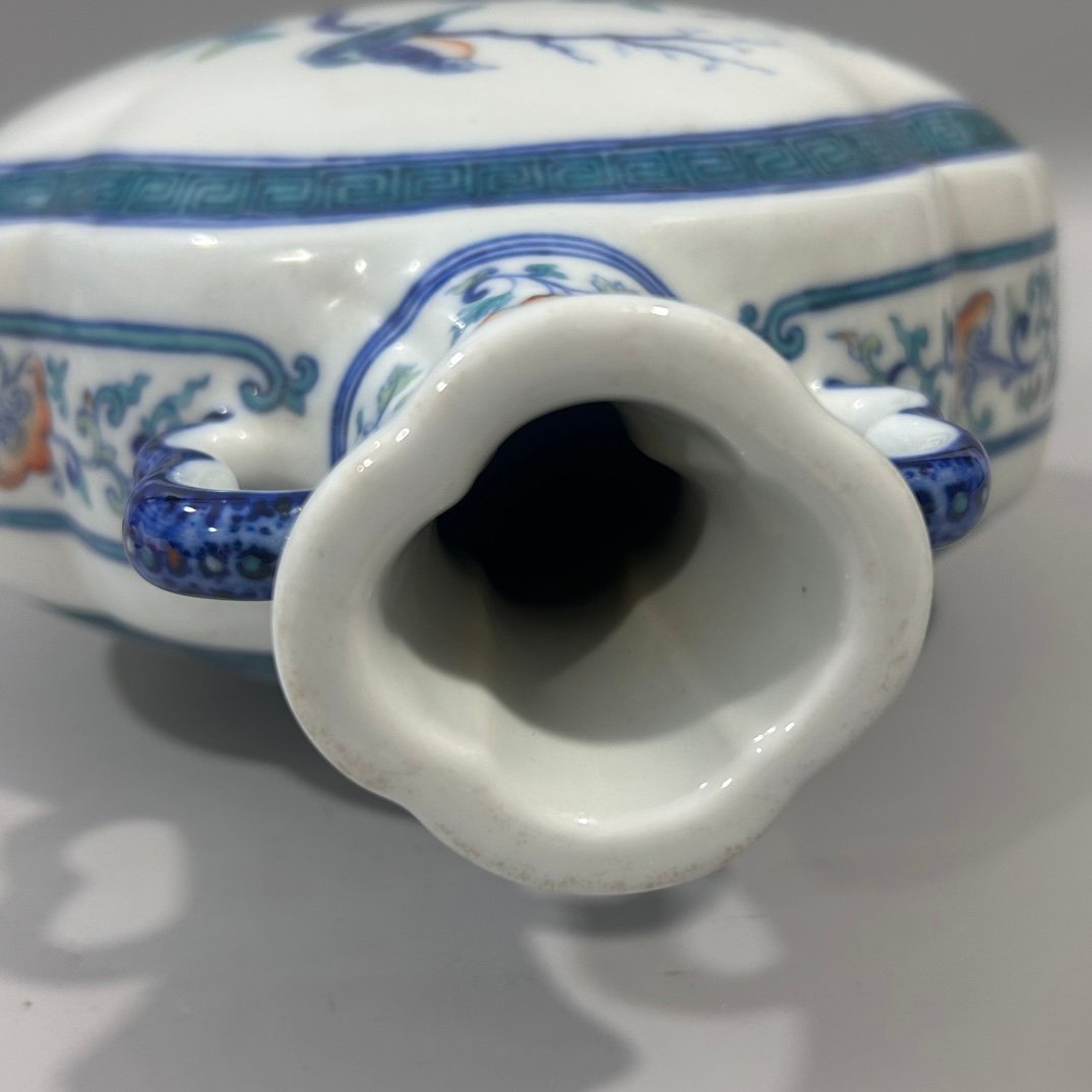 Qing Dynasty Qianlong colorful flowers and birds embracing the moon vase