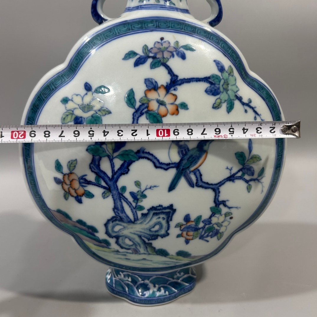 Qing Dynasty Qianlong colorful flowers and birds embracing the moon vase