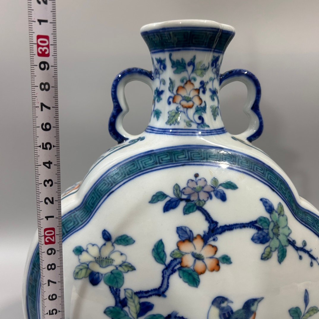 Qing Dynasty Qianlong colorful flowers and birds embracing the moon vase