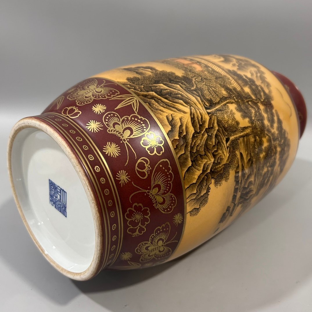Qing Dynasty Qianlong wood grain ink color landscape winter melon vase