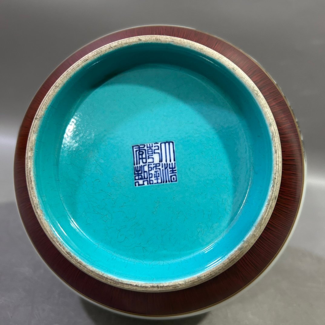 Qing Dynasty Qianlong wood grain ink color landscape vase