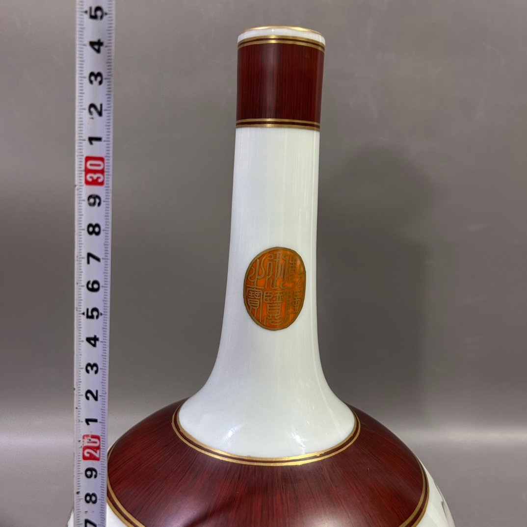 Qing Dynasty Qianlong wood grain ink color landscape vase