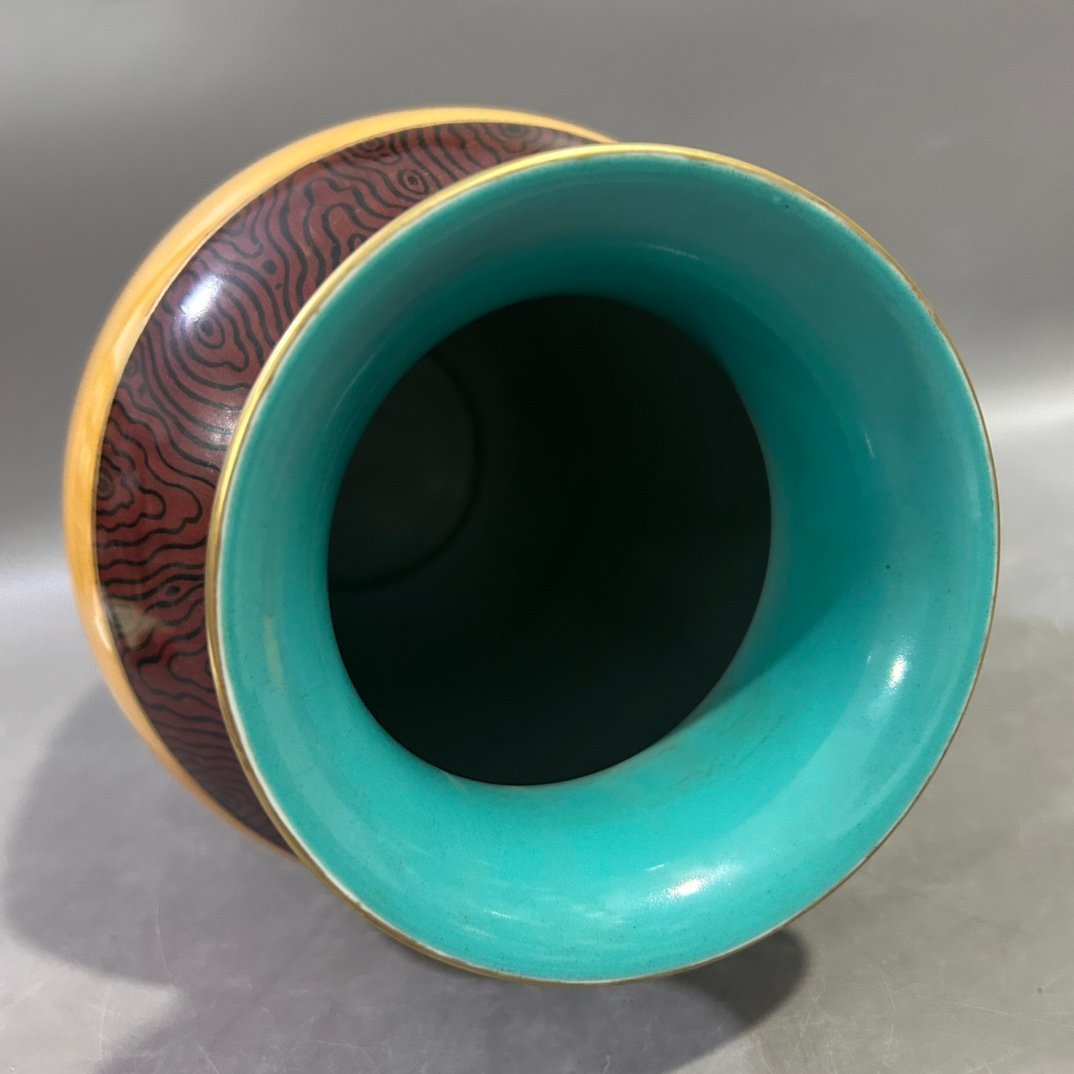 Qing Dynasty Qianlong wood grain edge ink color landscape winter melon vase