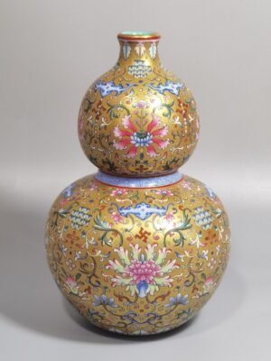 Qing Dynasty Qianlong gold-colored pastel gourd vase