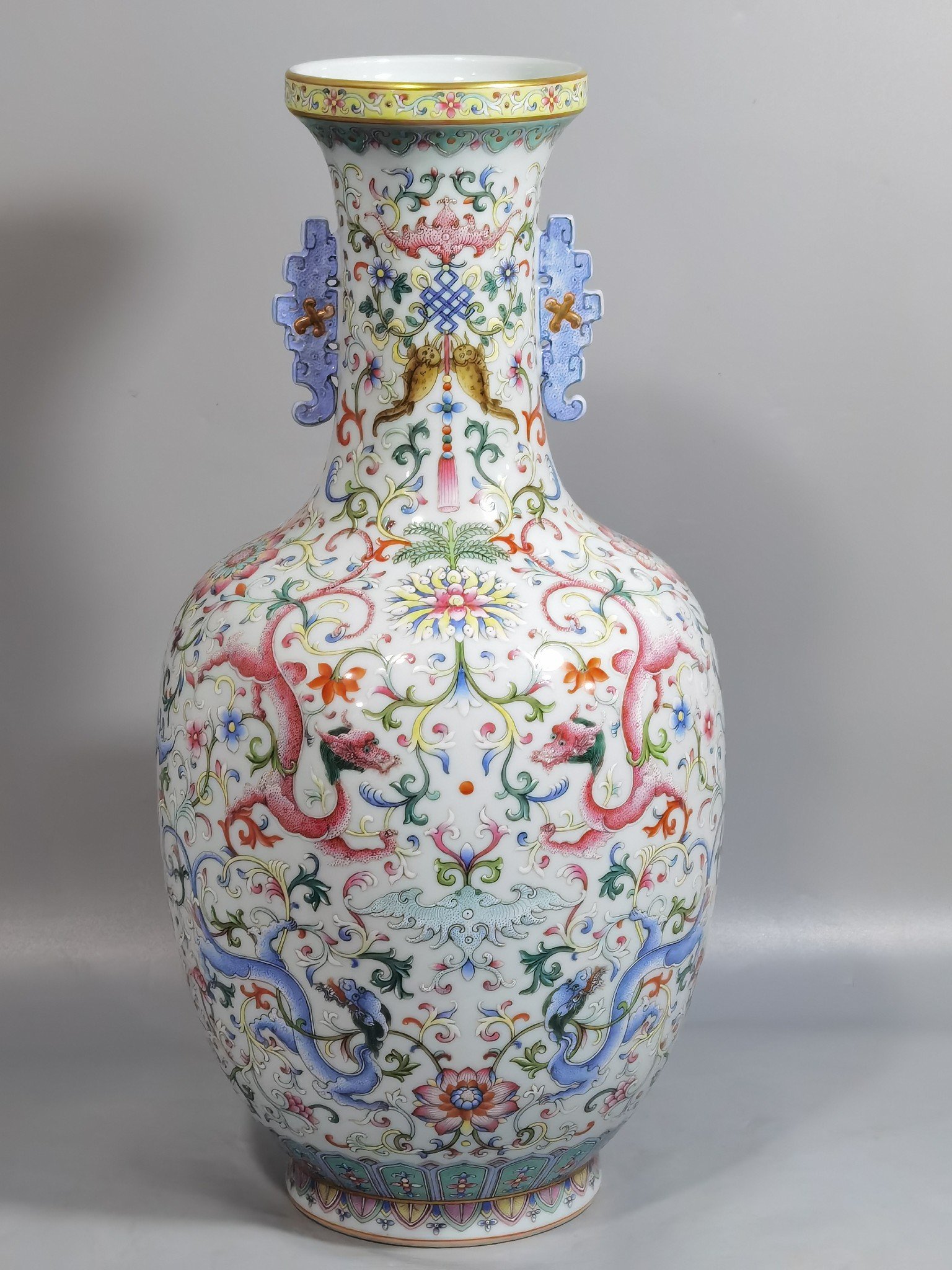 Qing Dynasty Qianlong Yangcai Fushou double red dragon pierced flower amphorae