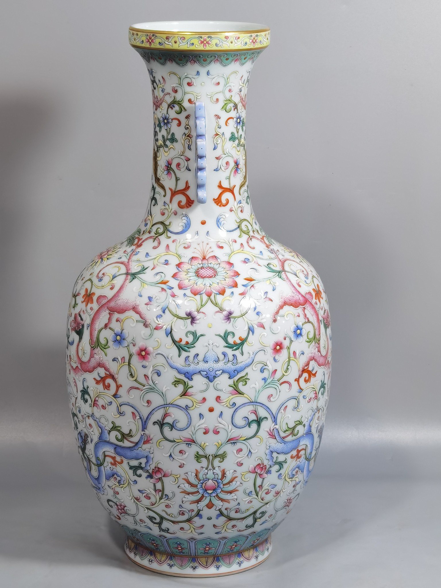 Qing Dynasty Qianlong Yangcai Fushou double red dragon pierced flower amphorae