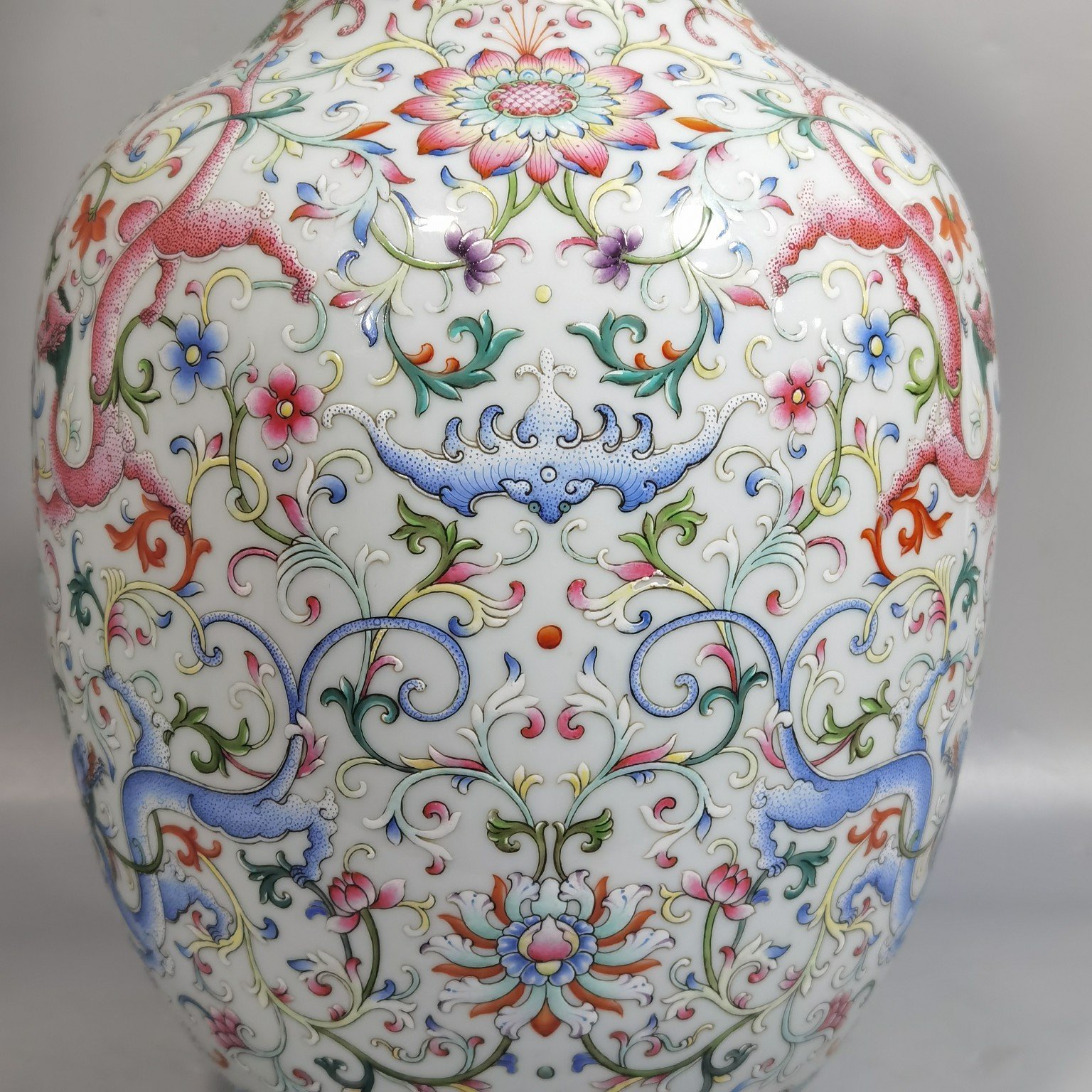 Qing Dynasty Qianlong Yangcai Fushou double red dragon pierced flower amphorae