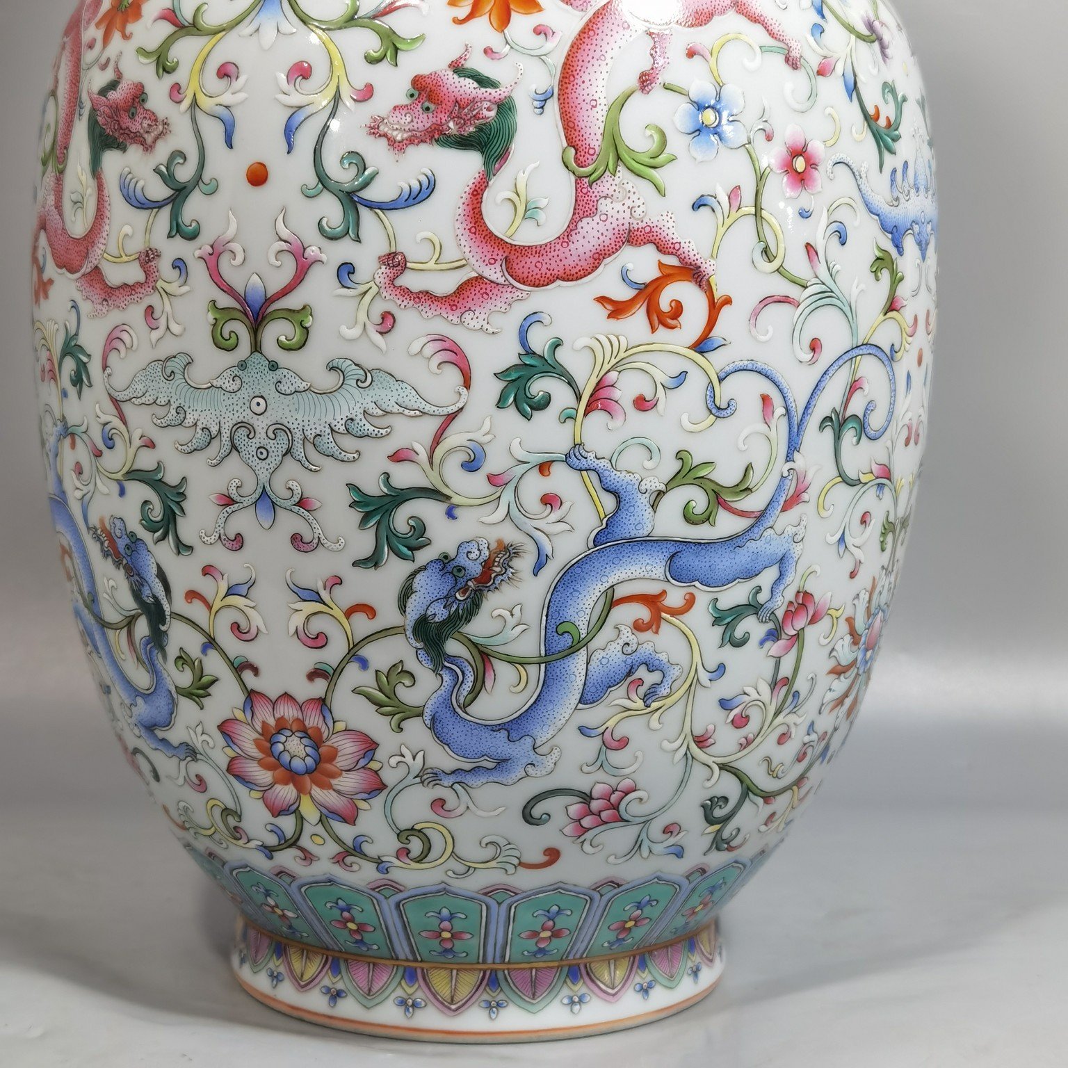Qing Dynasty Qianlong Yangcai Fushou double red dragon pierced flower amphorae