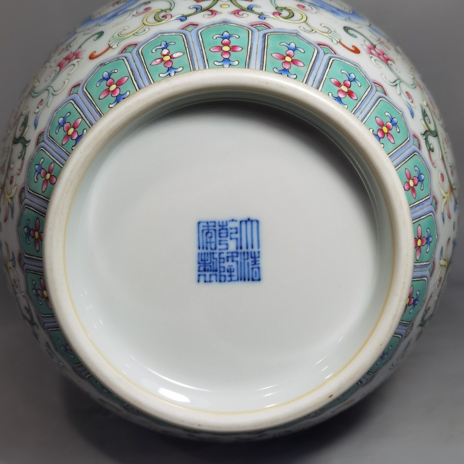 Qing Dynasty Qianlong Yangcai Fushou double red dragon pierced flower amphorae