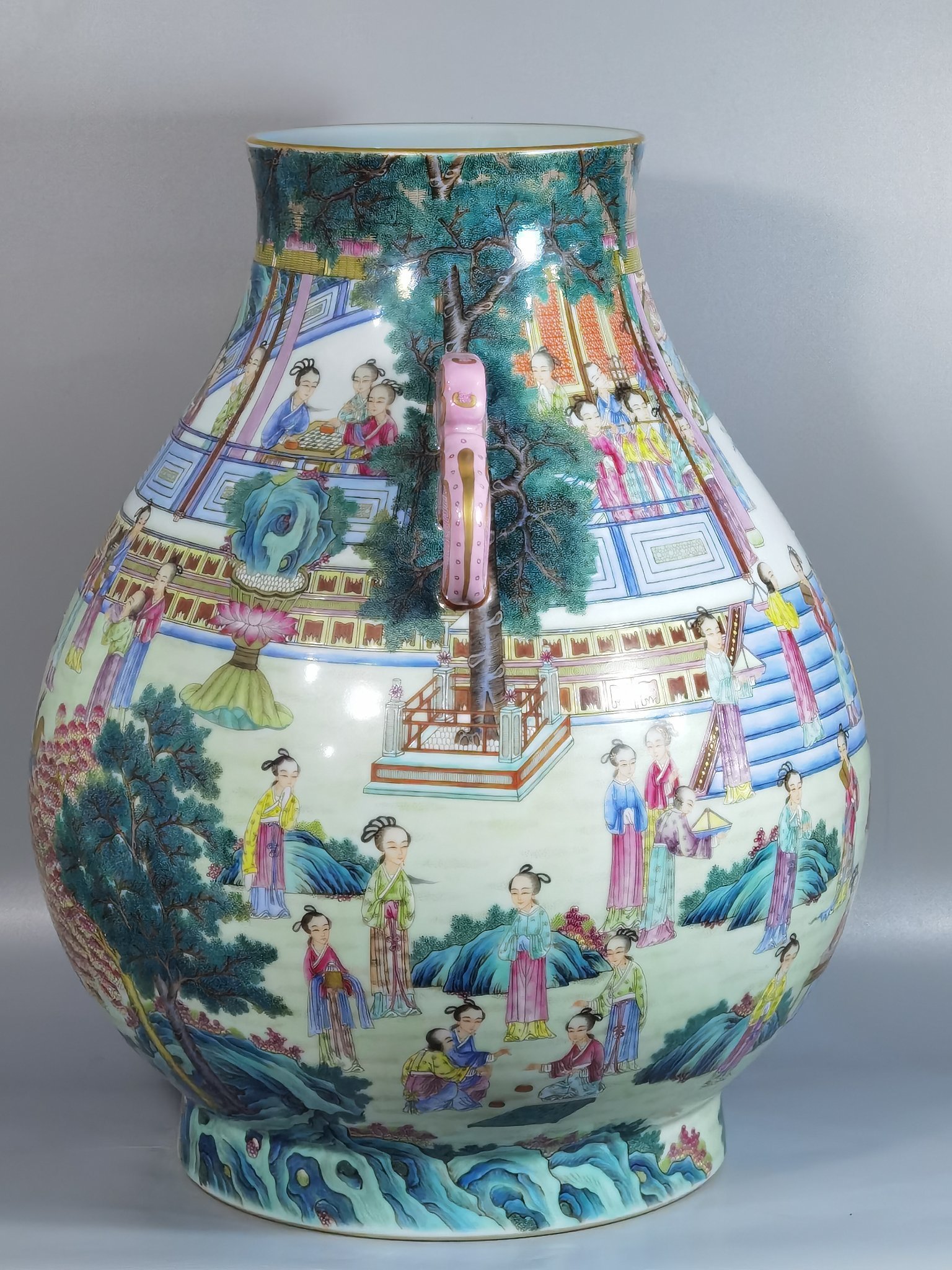 Qing Dynasty Qianlong a pastel Ruyi ear blessing bucket statue