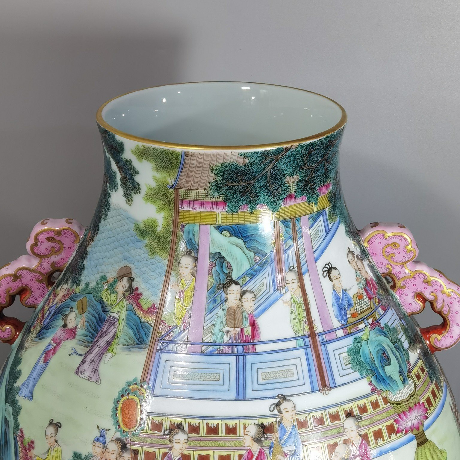 Qing Dynasty Qianlong a pastel Ruyi ear blessing bucket statue