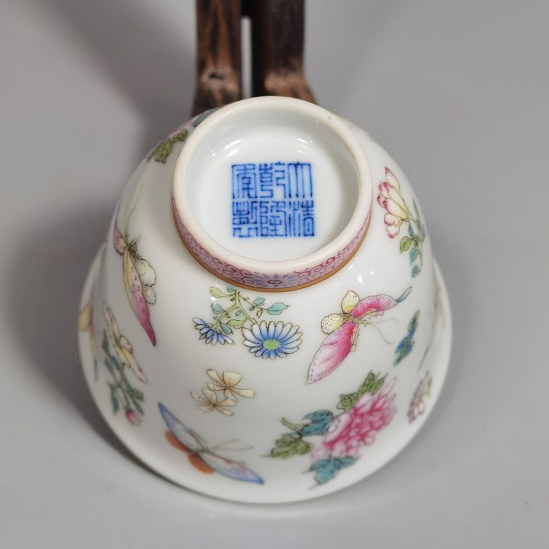 Qing Dynasty Qianlong pastel butterfly and miscellaneous flower cup set