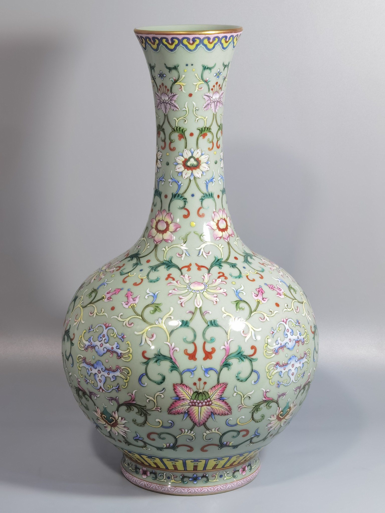 Qing Dynasty Qianlong bean green glaze and pastel Xipan lotus pattern vase