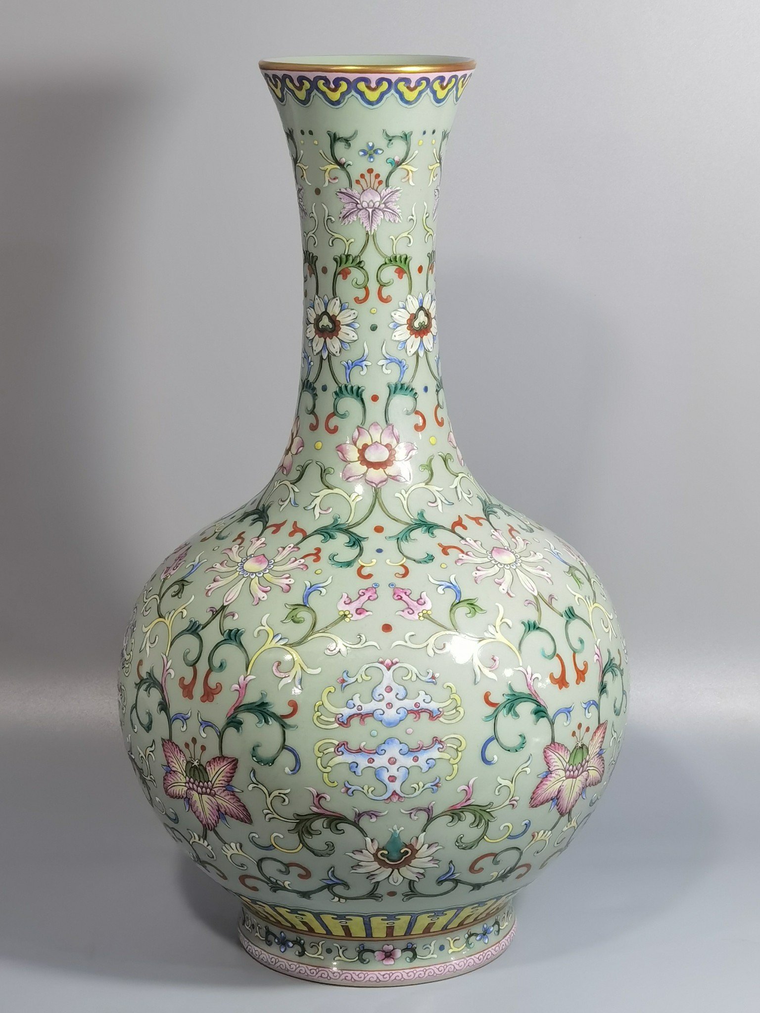 Qing Dynasty Qianlong bean green glaze and pastel Xipan lotus pattern vase
