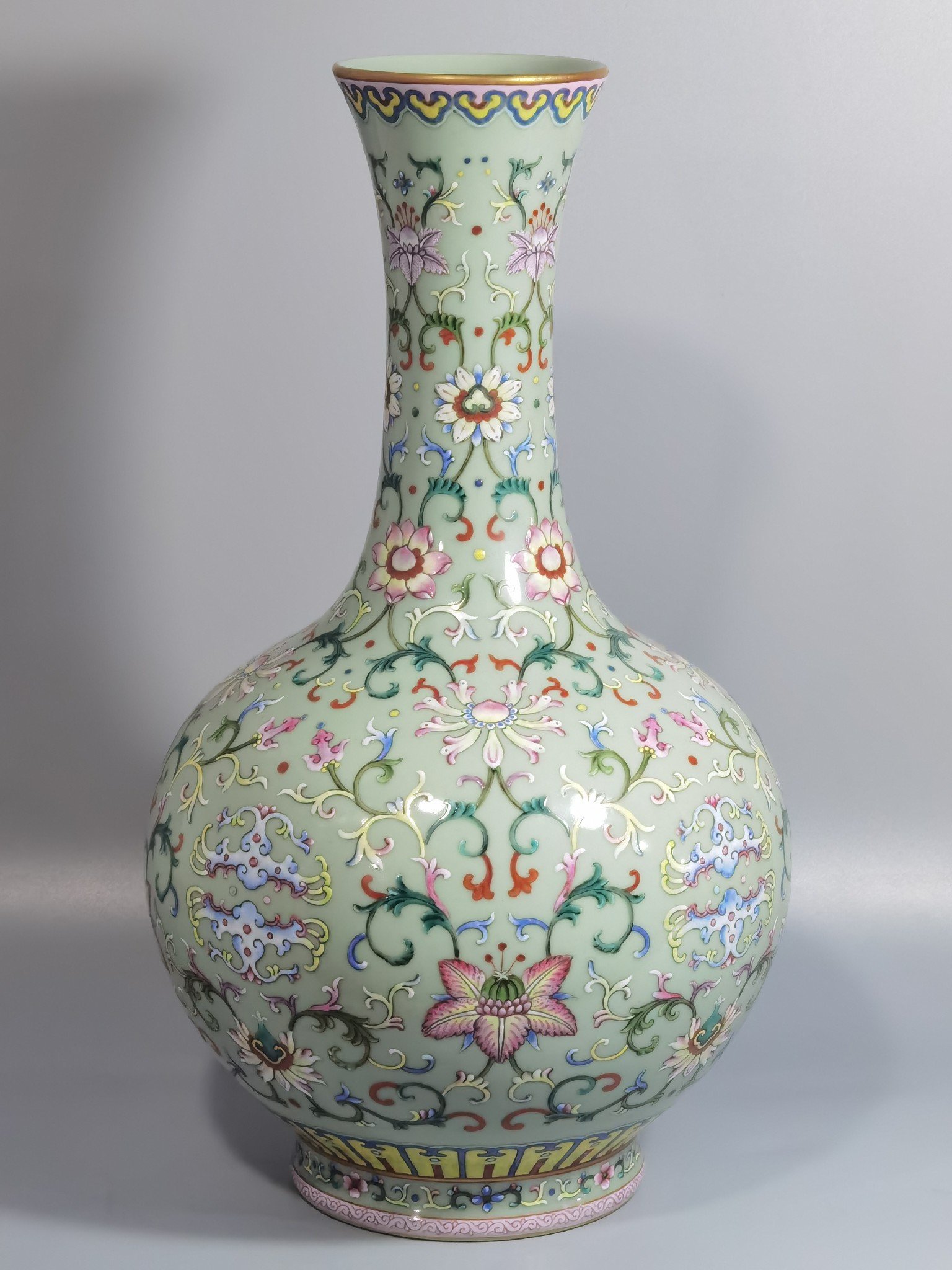 Qing Dynasty Qianlong bean green glaze and pastel Xipan lotus pattern vase