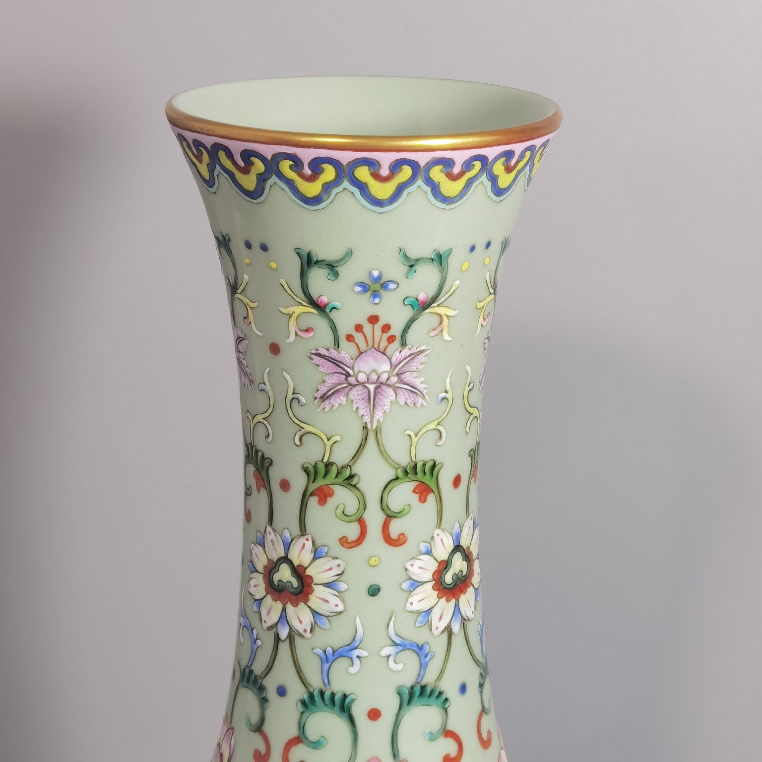Qing Dynasty Qianlong bean green glaze and pastel Xipan lotus pattern vase