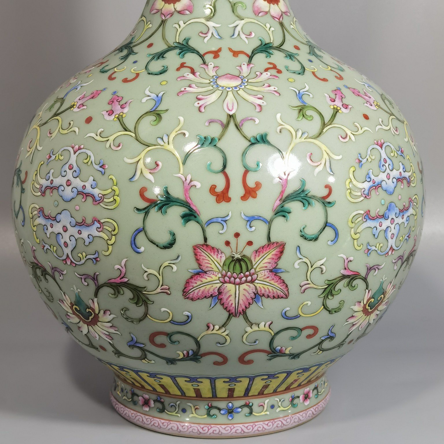 Qing Dynasty Qianlong bean green glaze and pastel Xipan lotus pattern vase