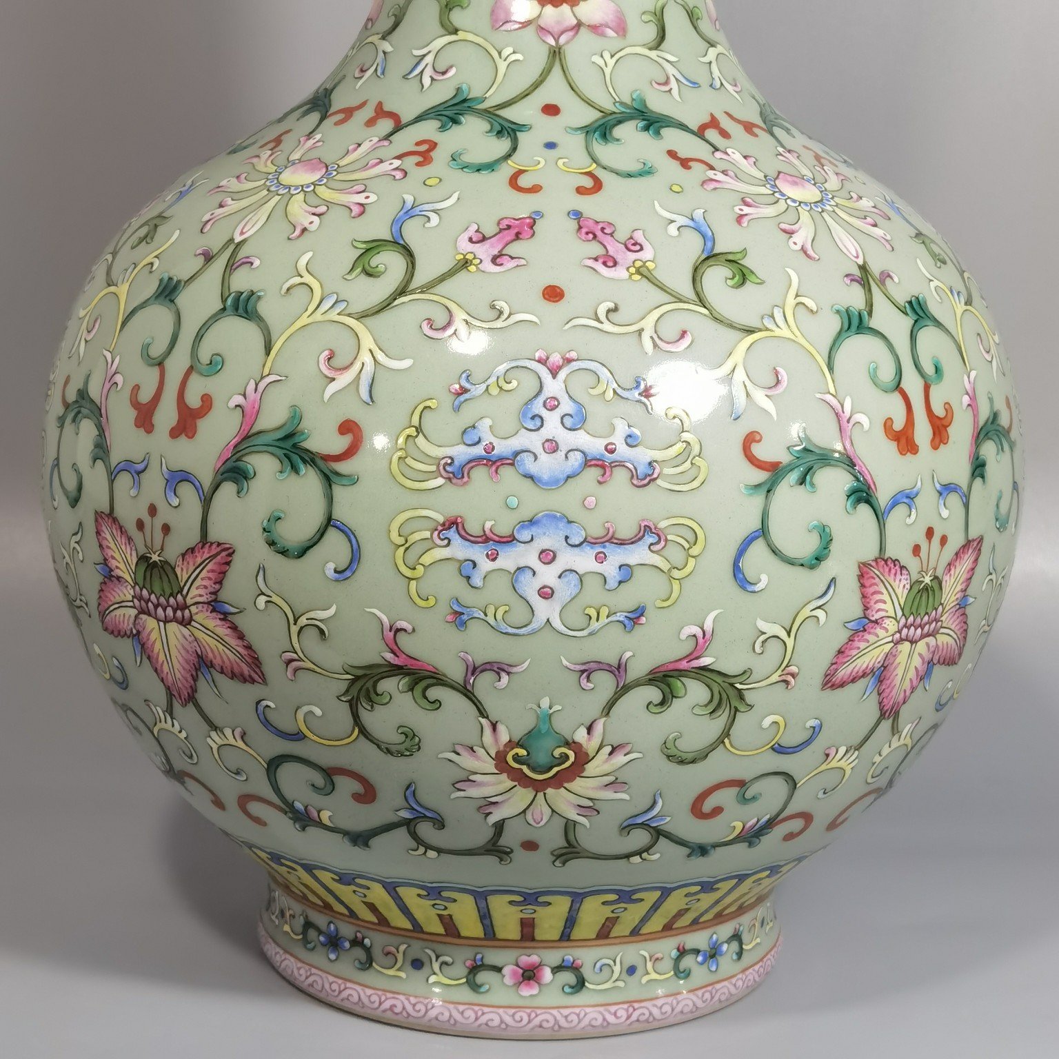 Qing Dynasty Qianlong bean green glaze and pastel Xipan lotus pattern vase