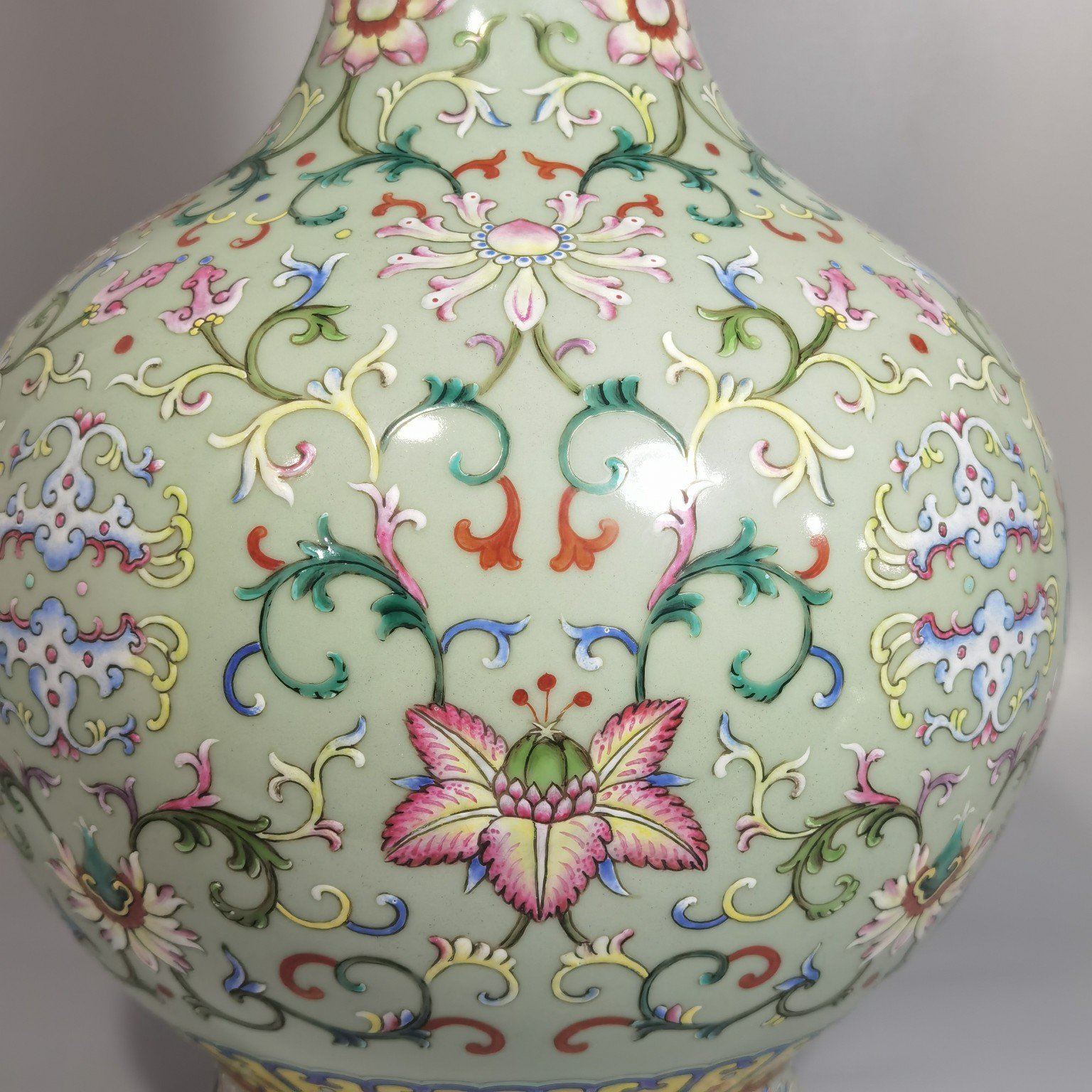 Qing Dynasty Qianlong bean green glaze and pastel Xipan lotus pattern vase