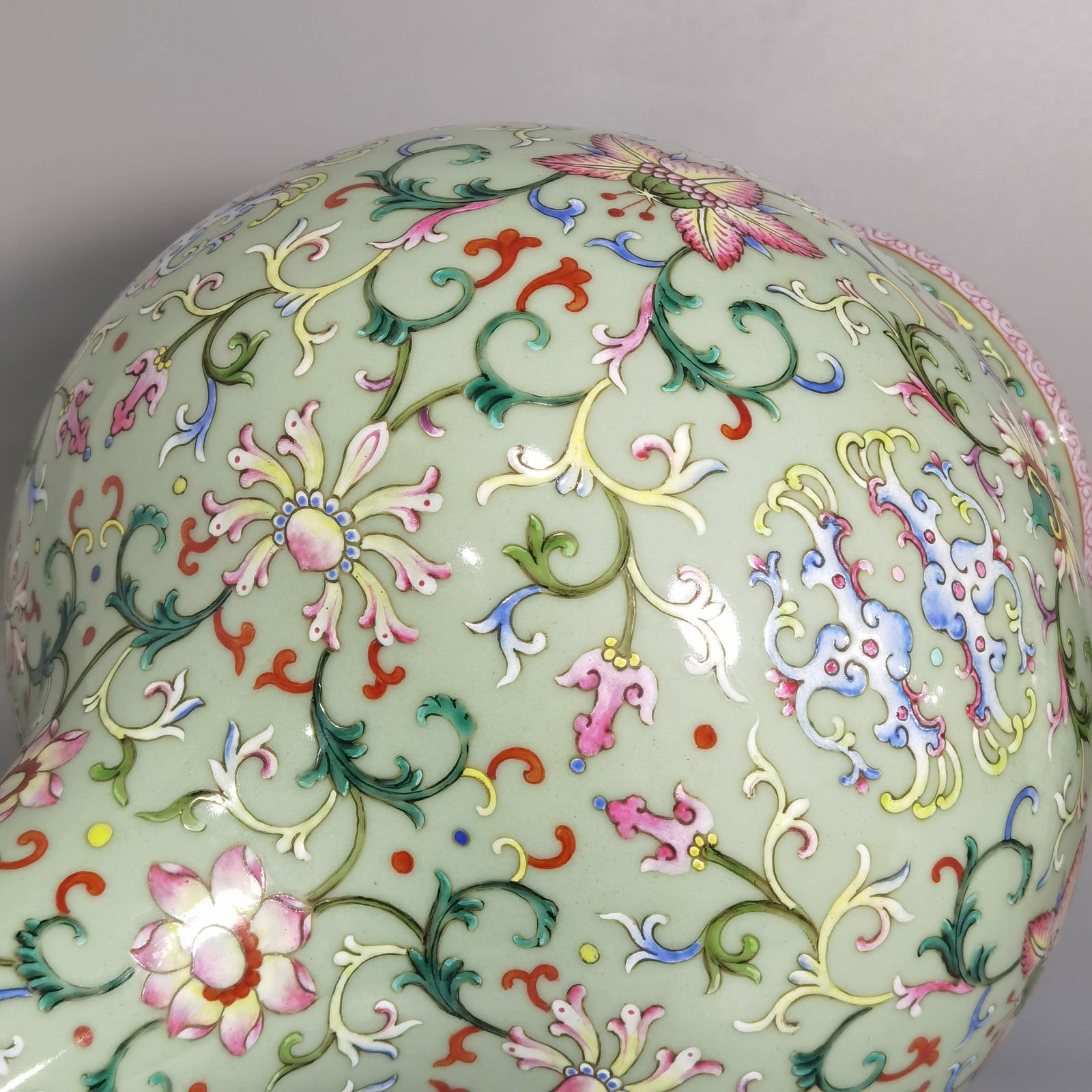 Qing Dynasty Qianlong bean green glaze and pastel Xipan lotus pattern vase