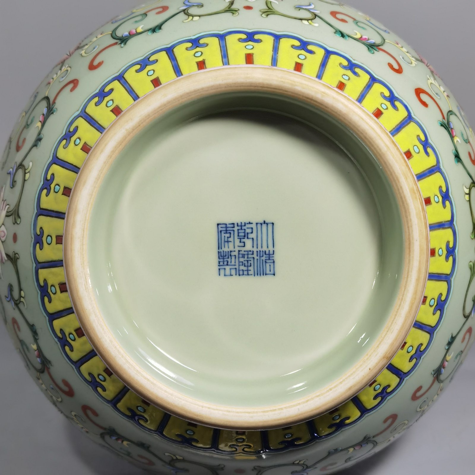 Qing Dynasty Qianlong bean green glaze and pastel Xipan lotus pattern vase