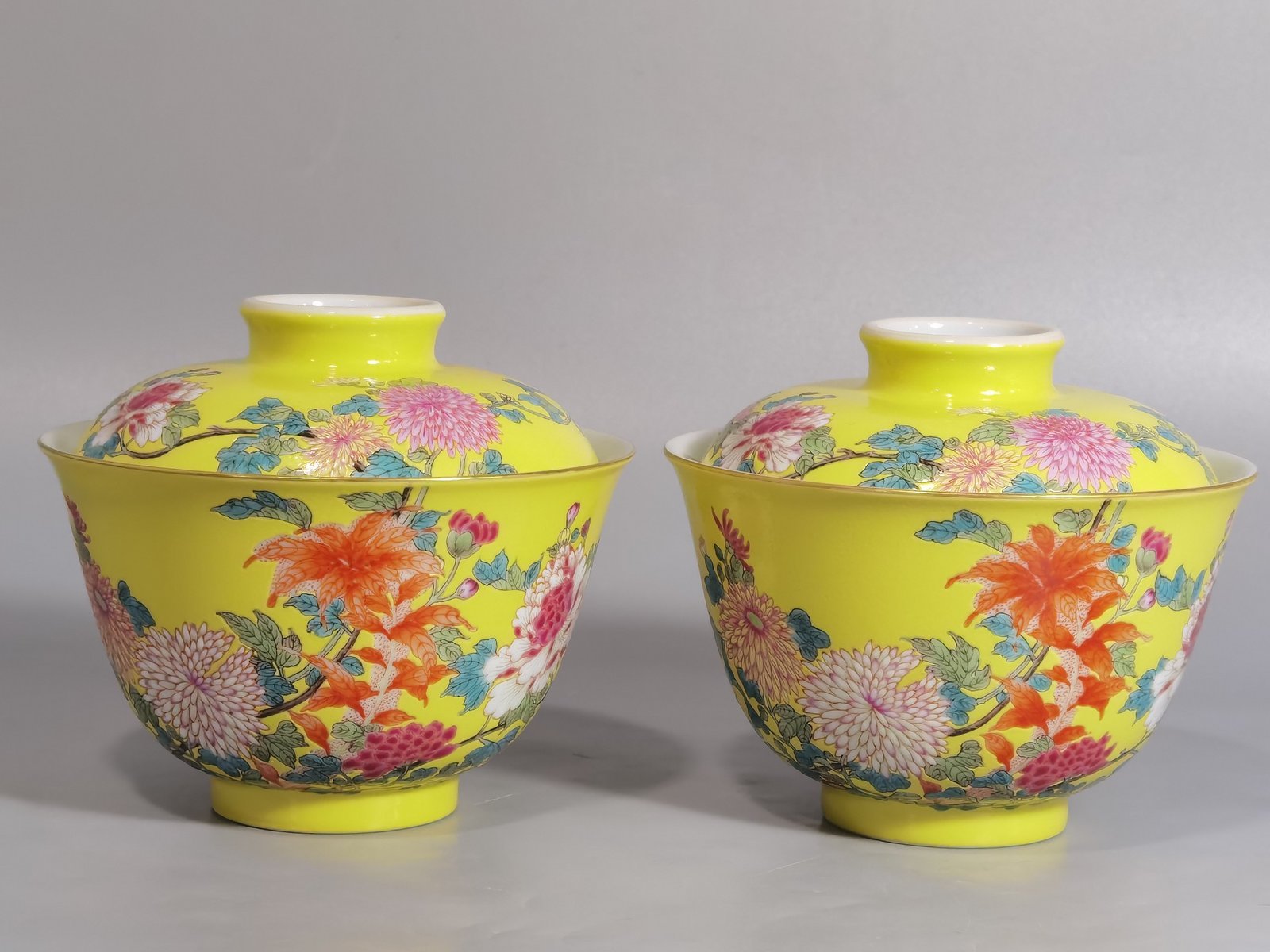 Qing Dynasty Qianlong pair of yellow ground pastel hibiscus flower bowls