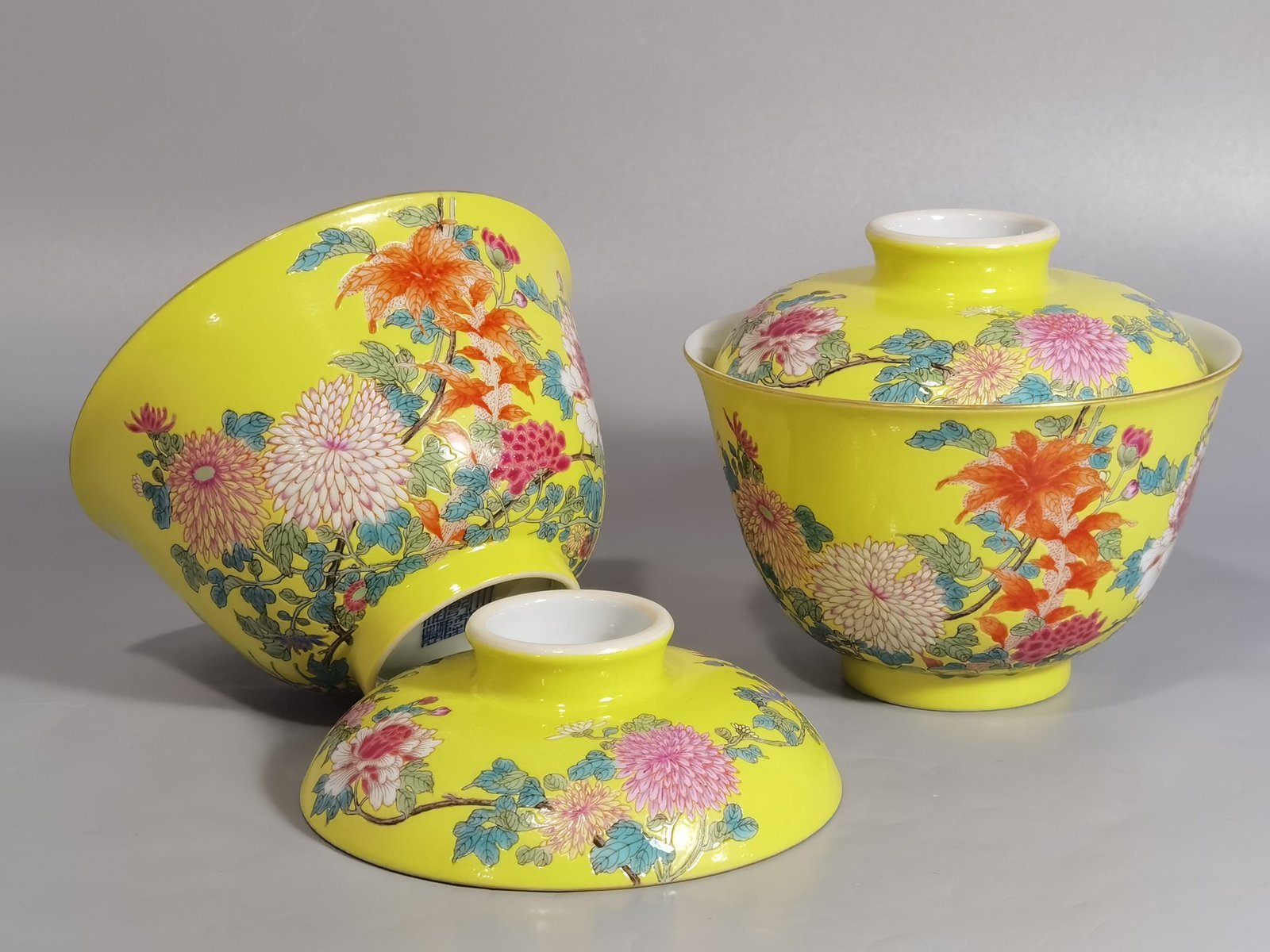Qing Dynasty Qianlong pair of yellow ground pastel hibiscus flower bowls