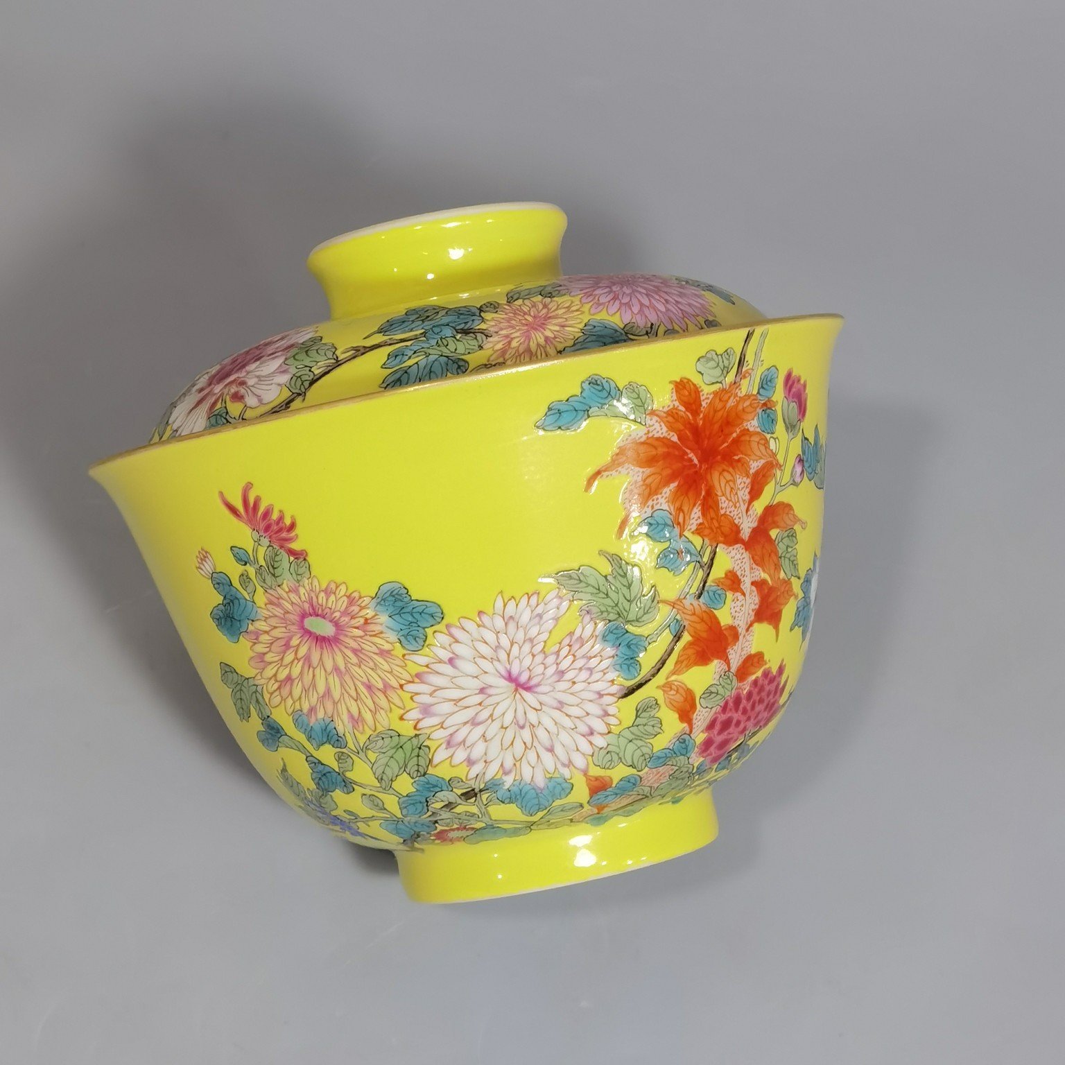 Qing Dynasty Qianlong pair of yellow ground pastel hibiscus flower bowls