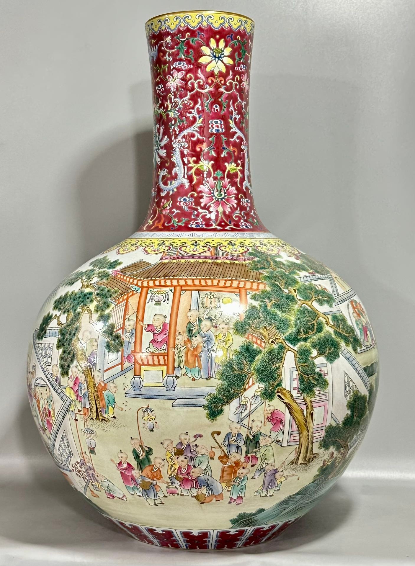 Qing Dynasty Qianlong Yangcai rouge red dragon entwined branches figure celestial sphere vase