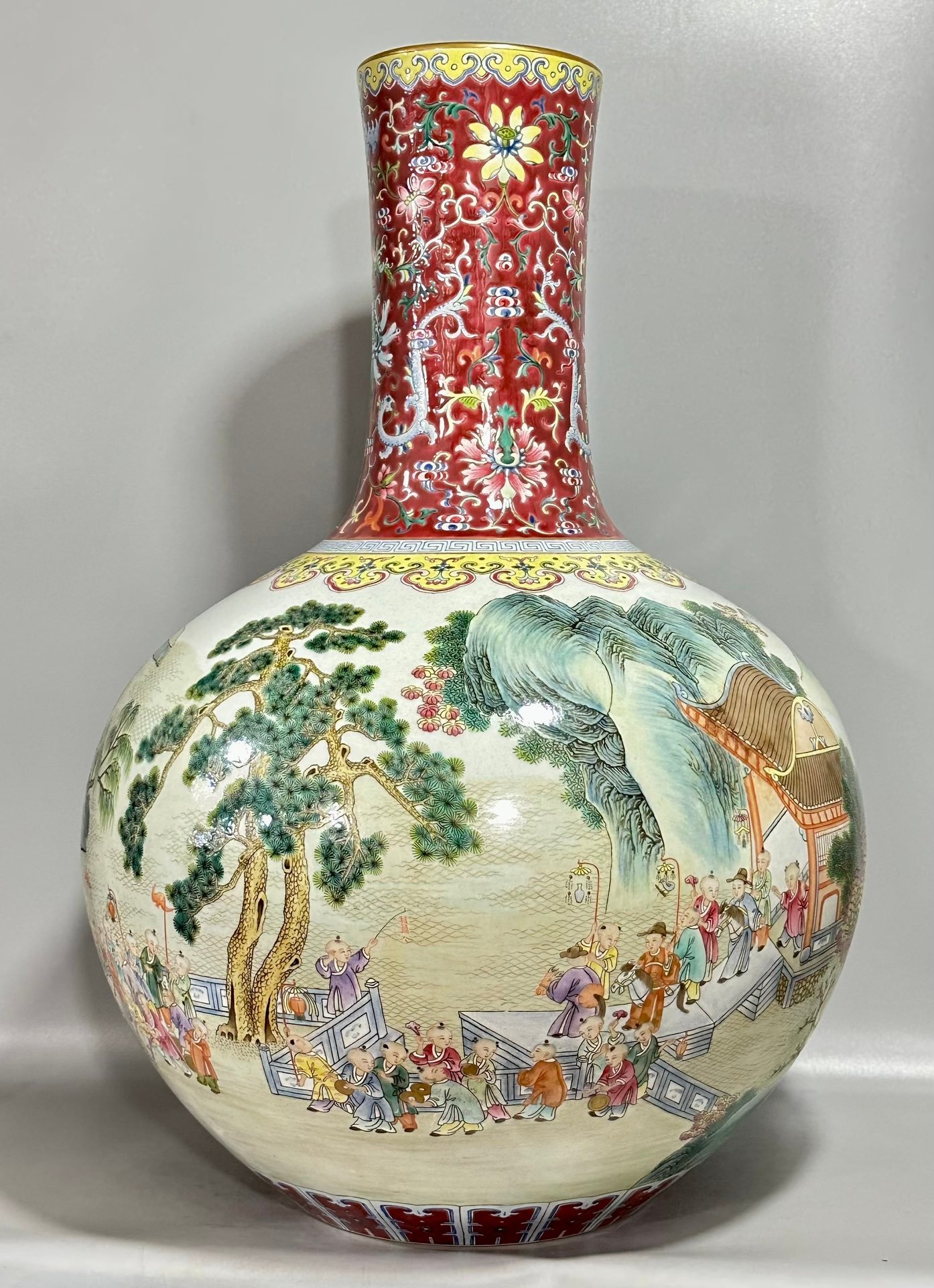 Qing Dynasty Qianlong Yangcai rouge red dragon entwined branches figure celestial sphere vase