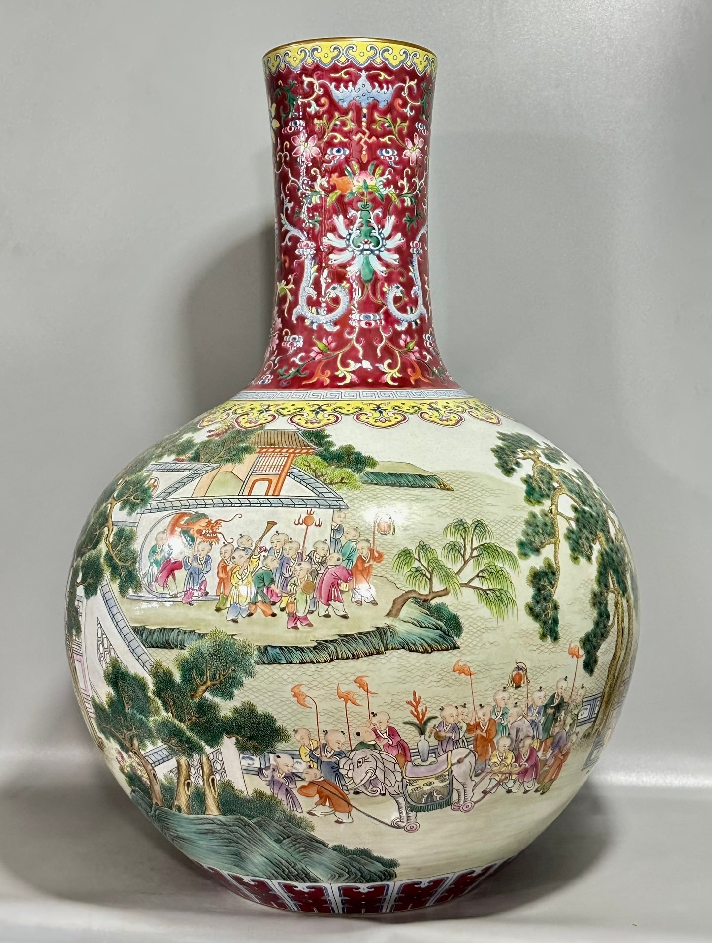 Qing Dynasty Qianlong Yangcai rouge red dragon entwined branches figure celestial sphere vase